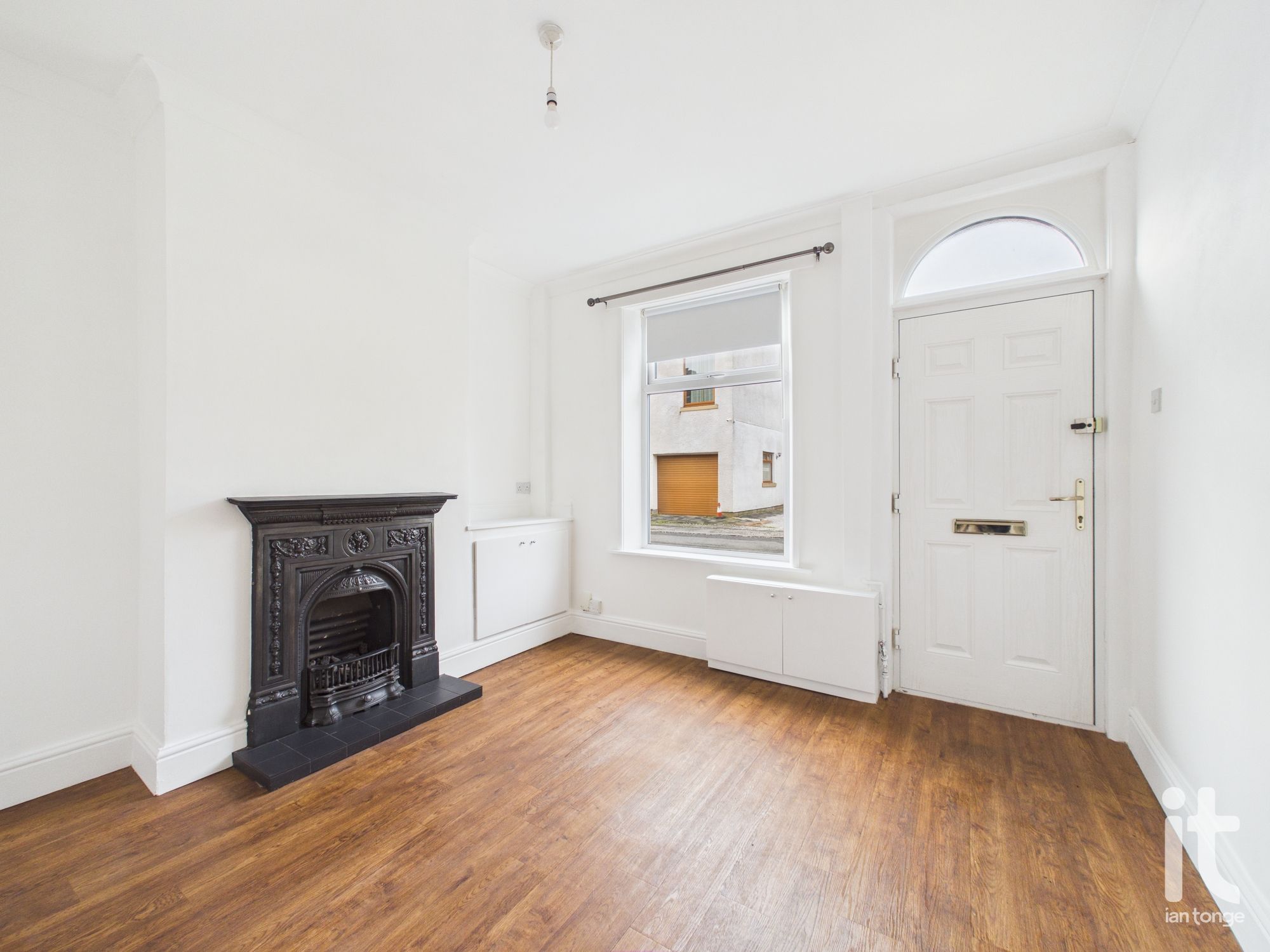 2 bedroom mid terraced house For Sale in Stockport - Photograph 5.