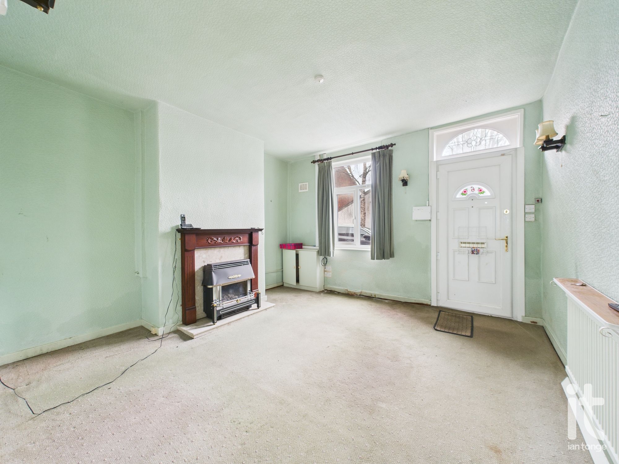 2 bedroom mid terraced house For Sale in Stockport - Photograph 2.