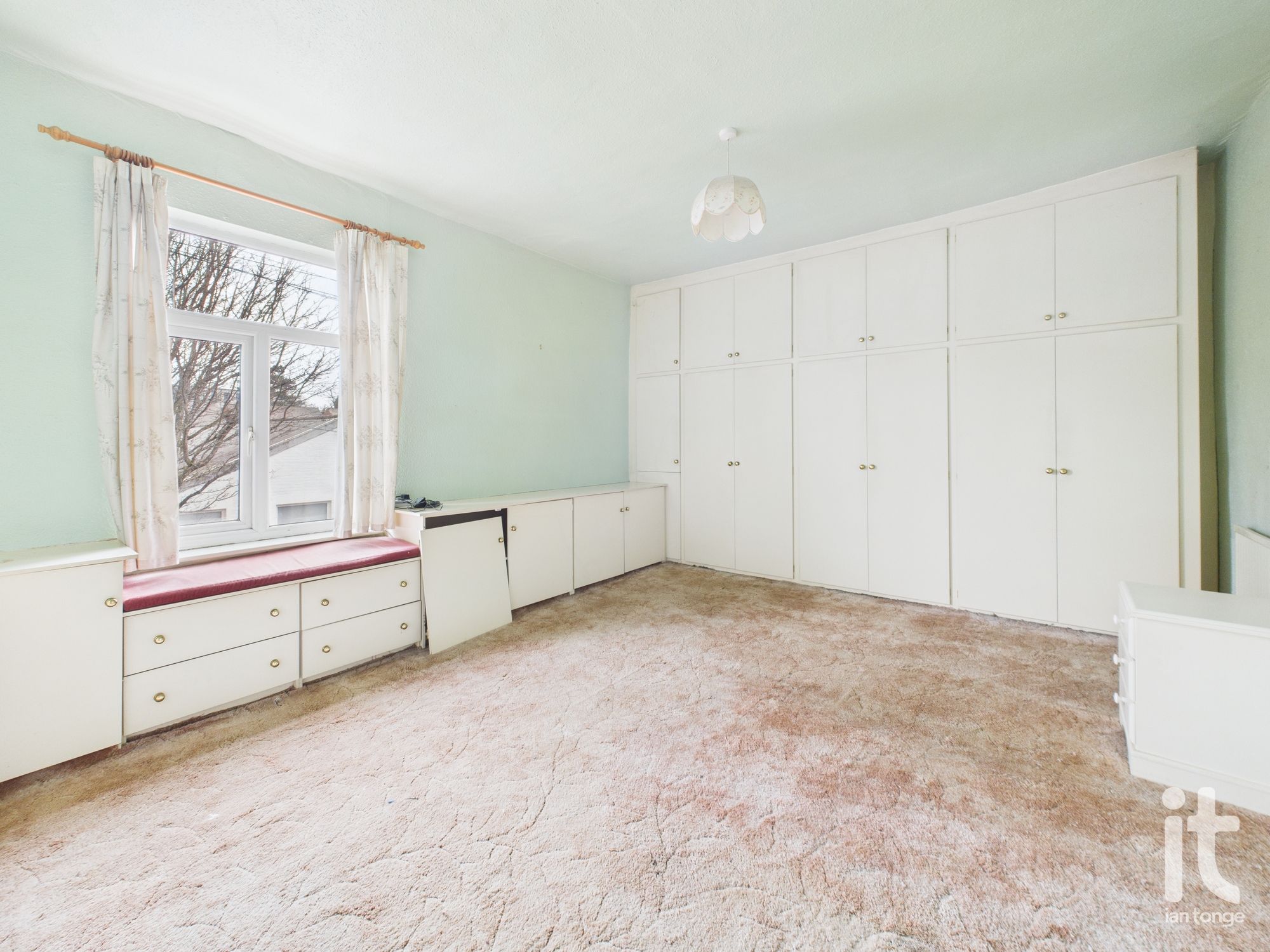 2 bedroom mid terraced house For Sale in Stockport - Photograph 4.