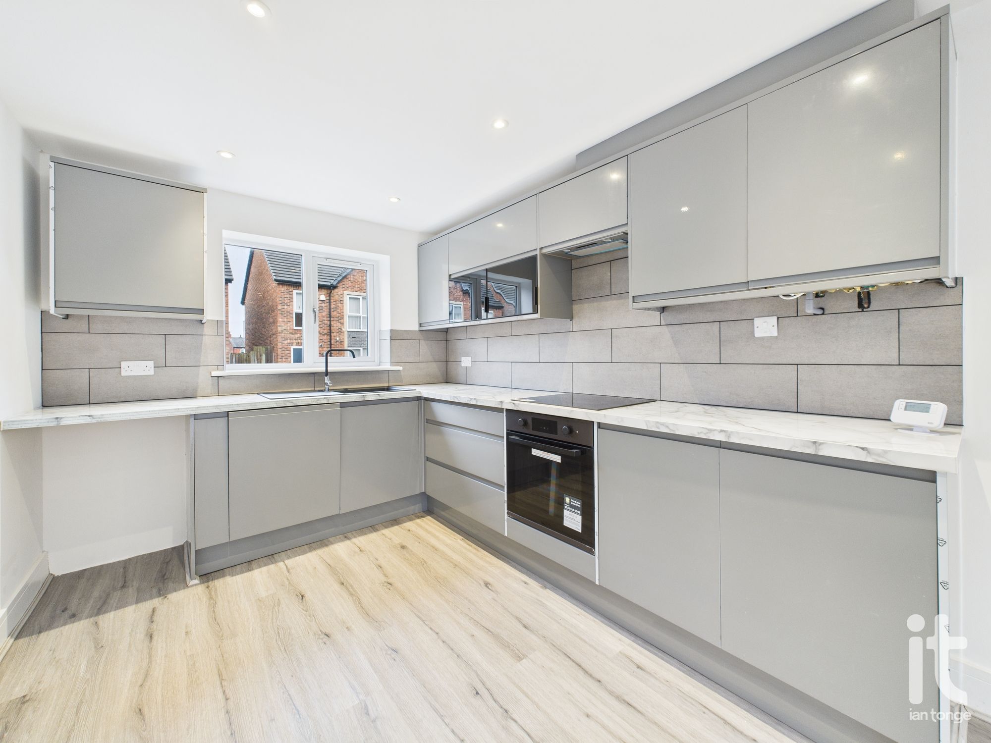 3 bedroom mews house To Let in Stockport - Photograph 2.