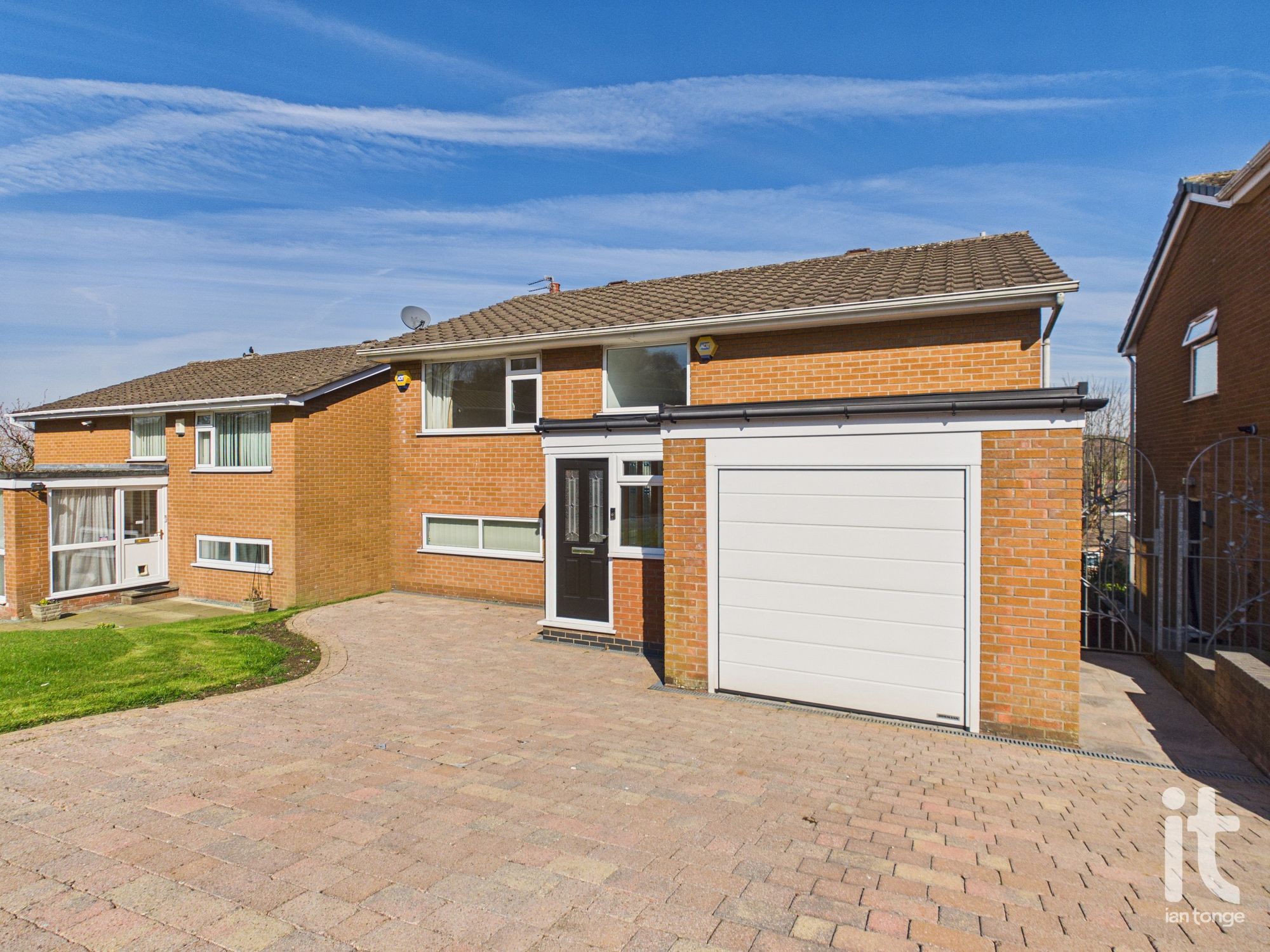 4 bedroom detached house For Sale in Stockport - Property photograph.