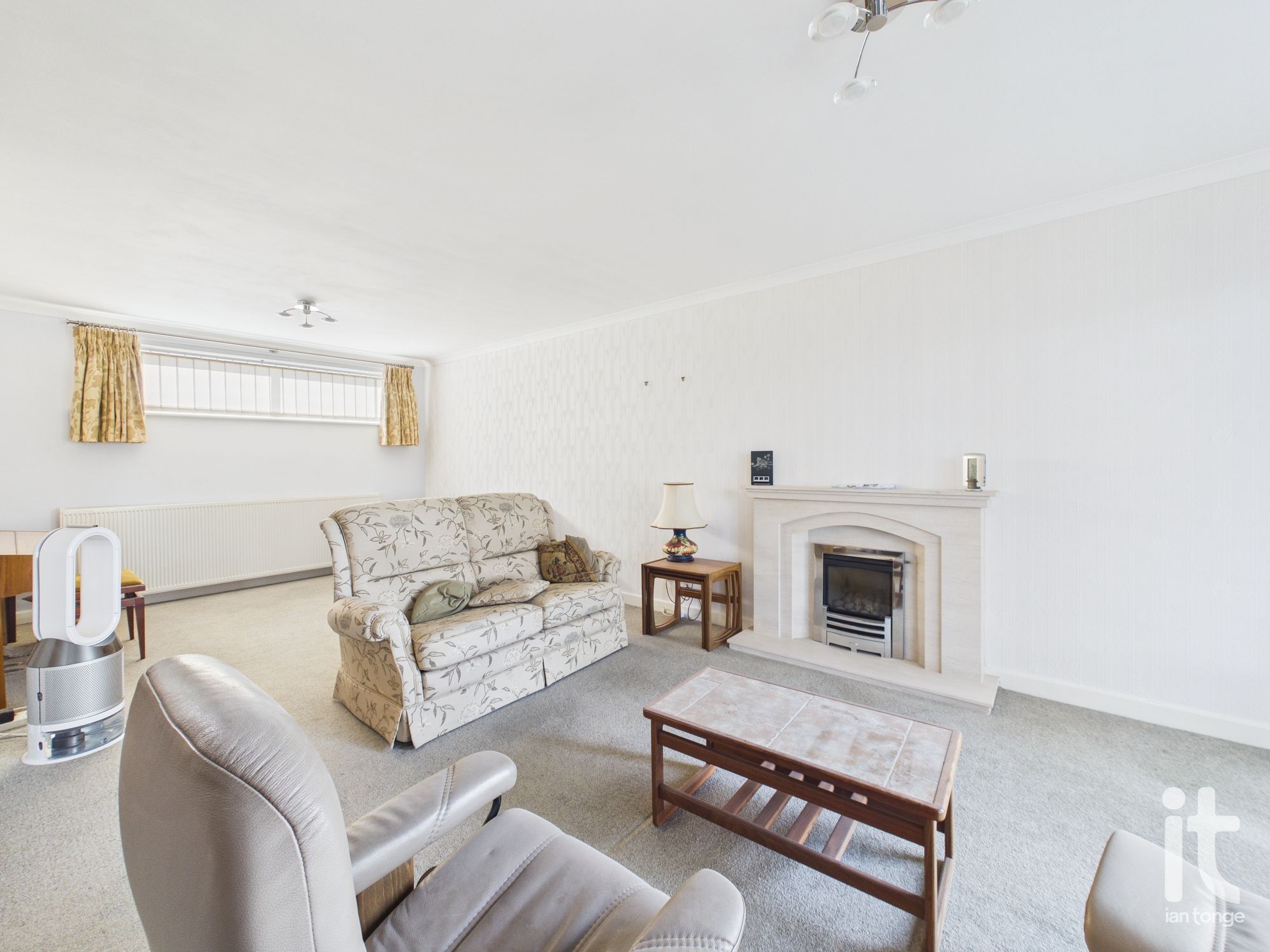 4 bedroom detached house For Sale in Stockport - Property photograph.