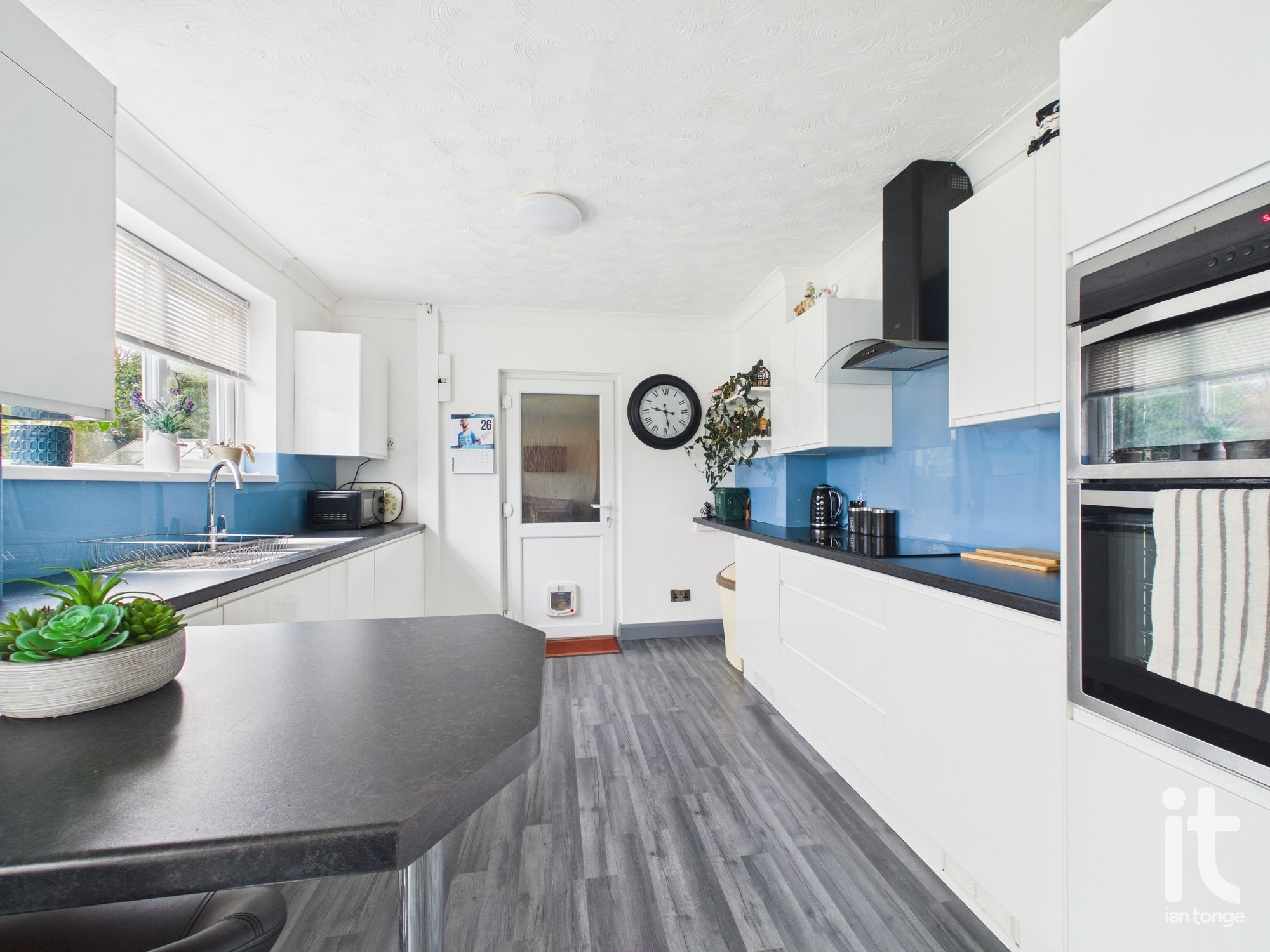 3 bedroom semi-detached house For Sale in Stockport - Property photograph.