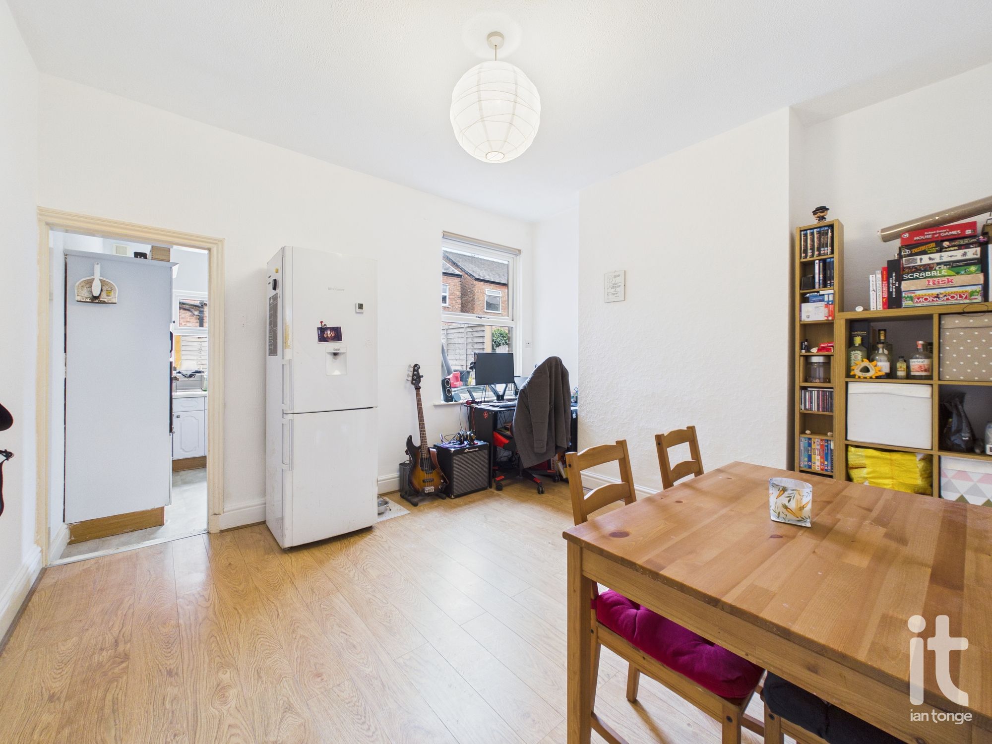 2 bedroom semi-detached house For Sale in Stockport - Property photograph.