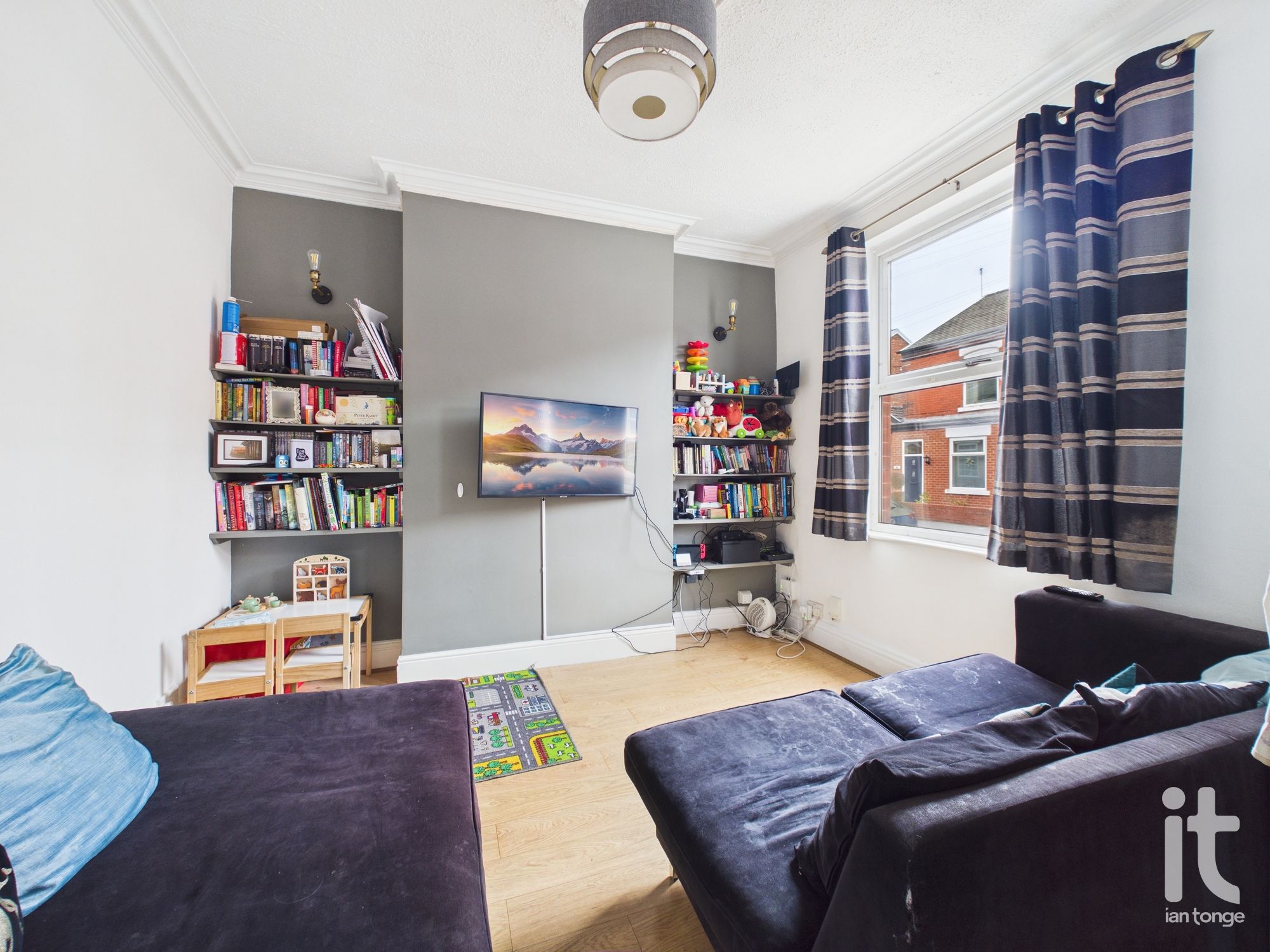 2 bedroom semi-detached house For Sale in Stockport - Property photograph.