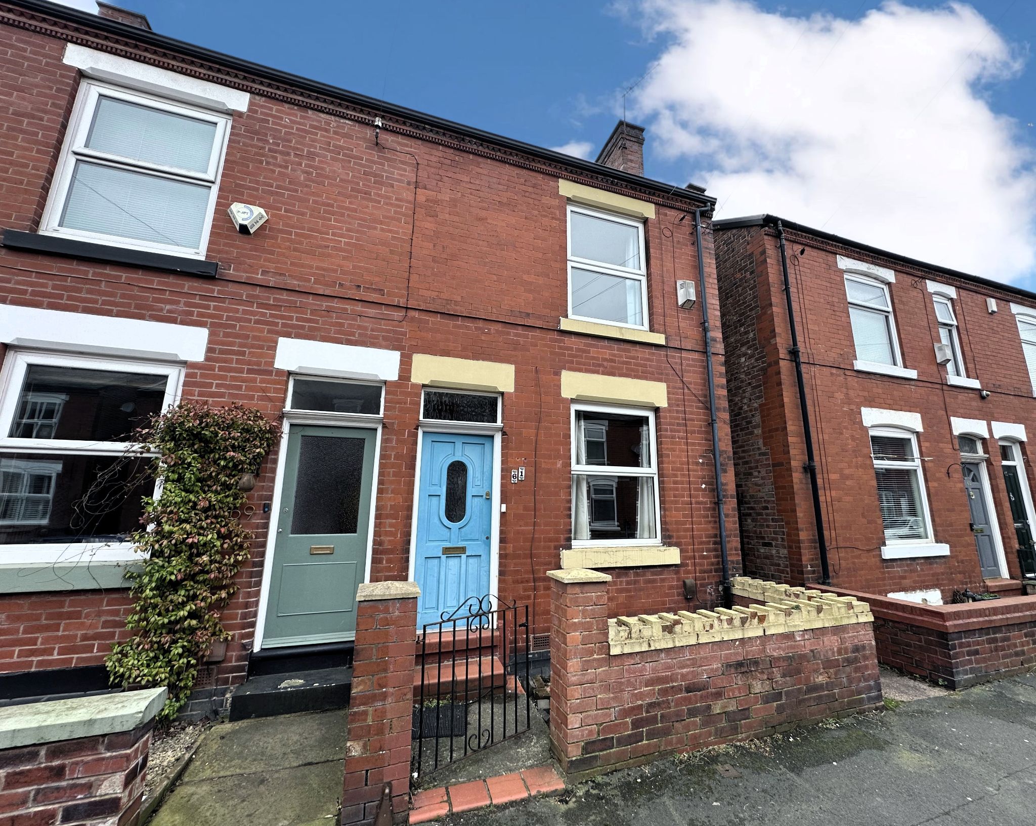 2 bedroom semi-detached house For Sale in Stockport - Property photograph.