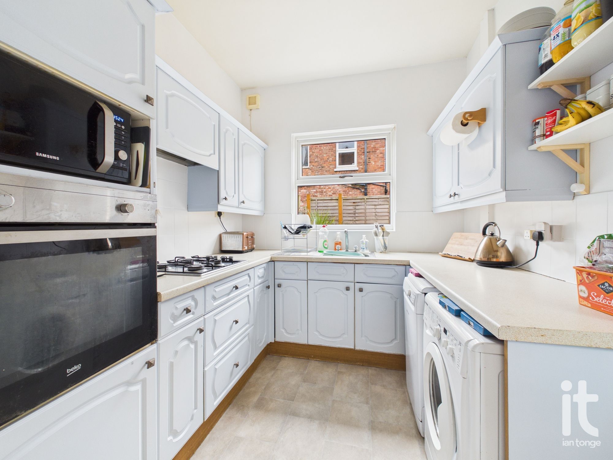 2 bedroom semi-detached house For Sale in Stockport - Photograph 9.