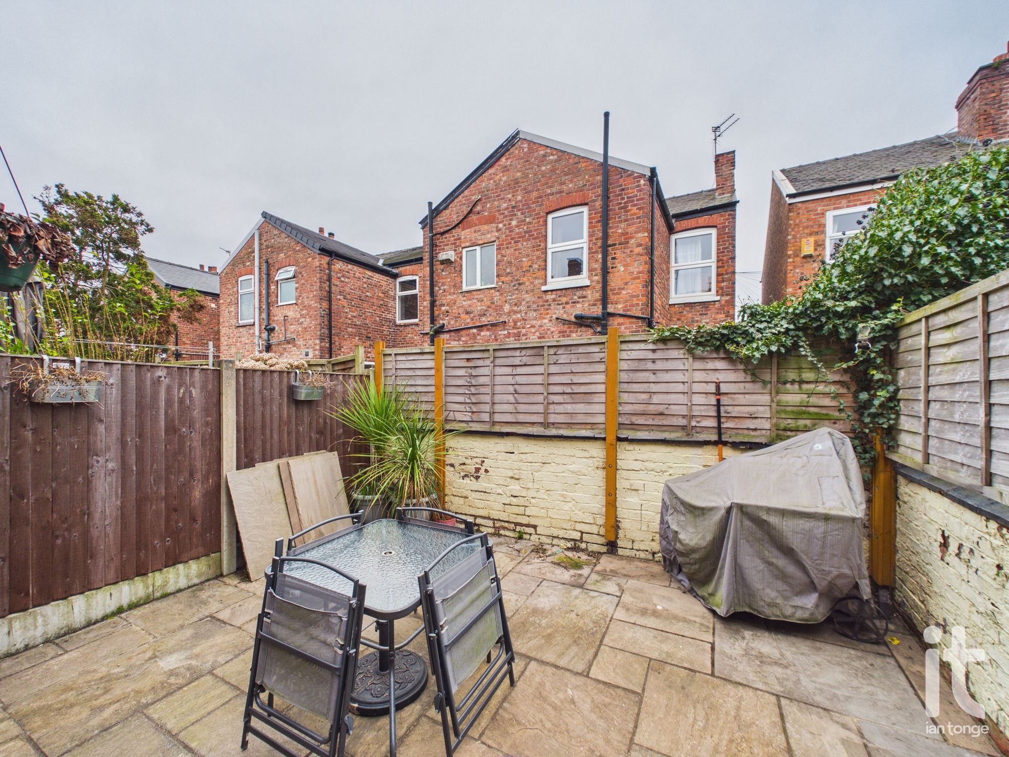 2 bedroom semi-detached house For Sale in Stockport - Photograph 14.