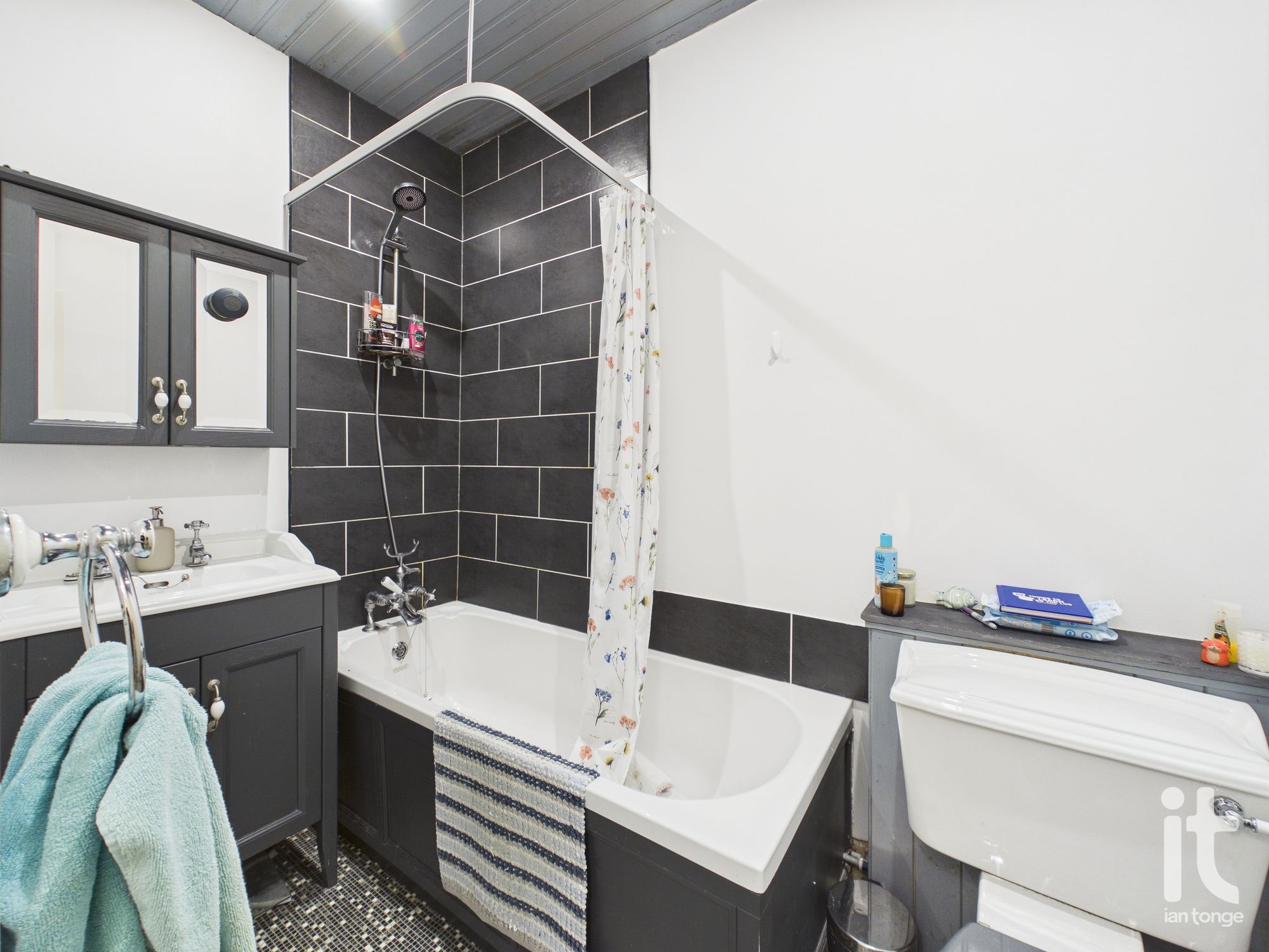 2 bedroom semi-detached house For Sale in Stockport - Photograph 3.