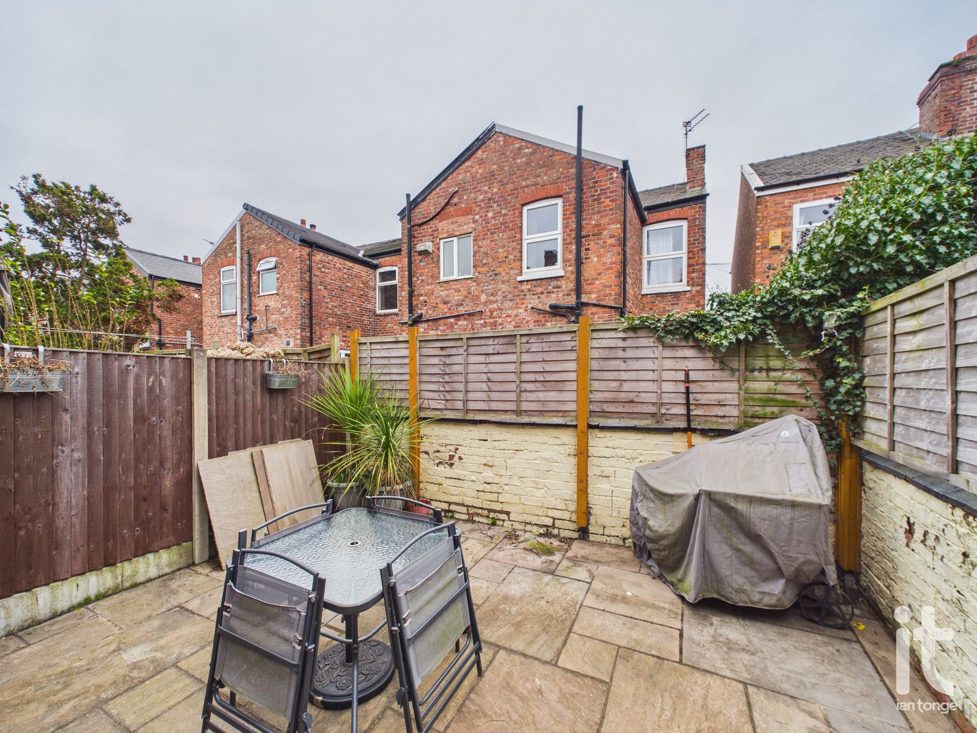 2 bedroom semi-detached house For Sale in Stockport - Photograph 5.