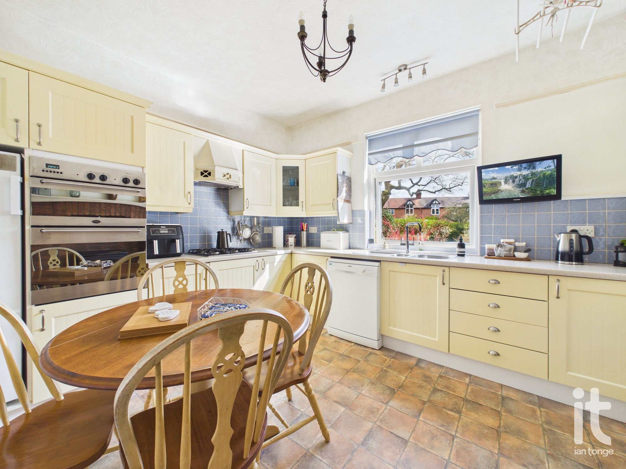 4 bedroom semi-detached house For Sale in Stockport - Photograph 9.