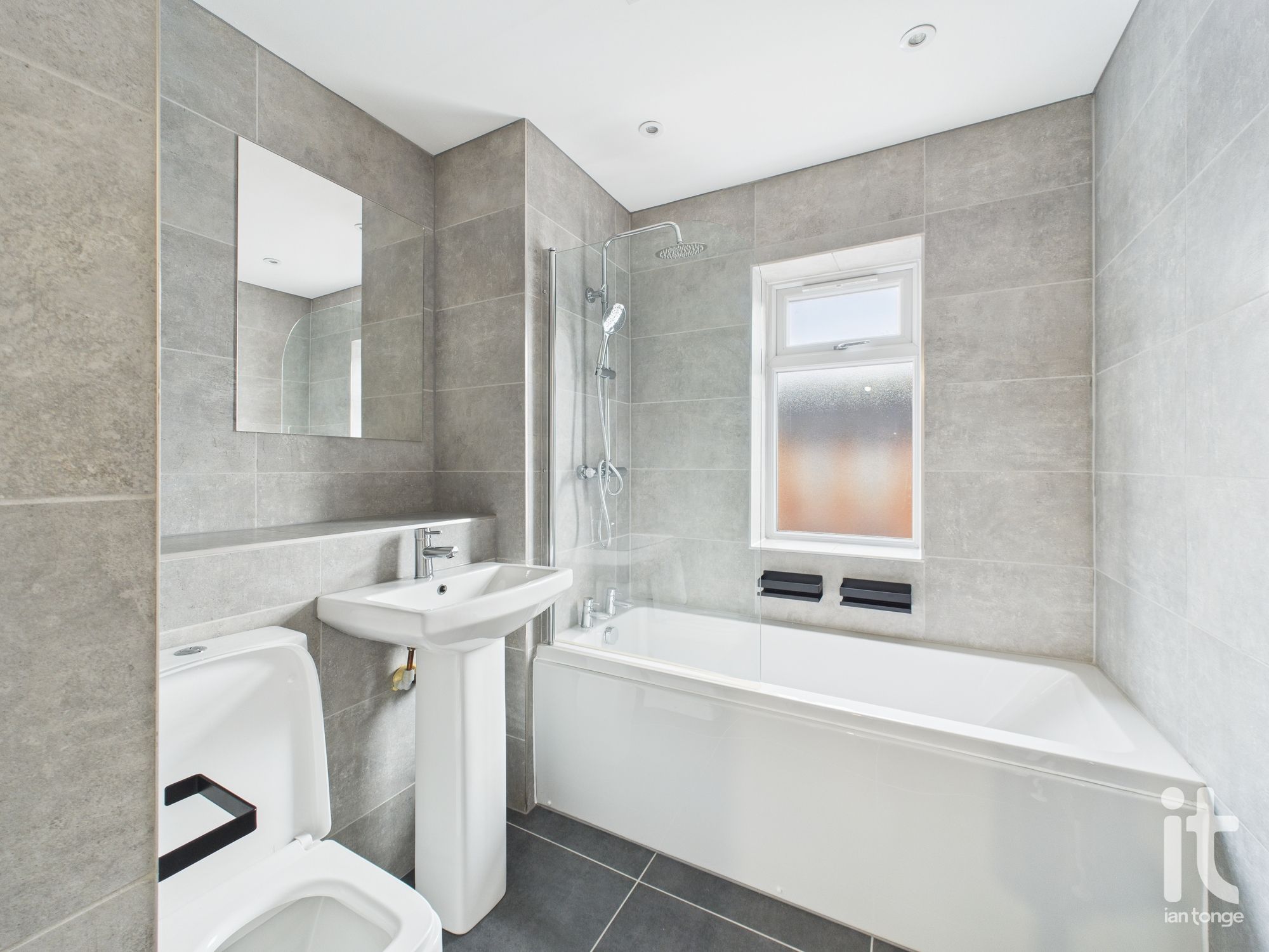 3 bedroom mews house To Let in Stockport - Photograph 4.