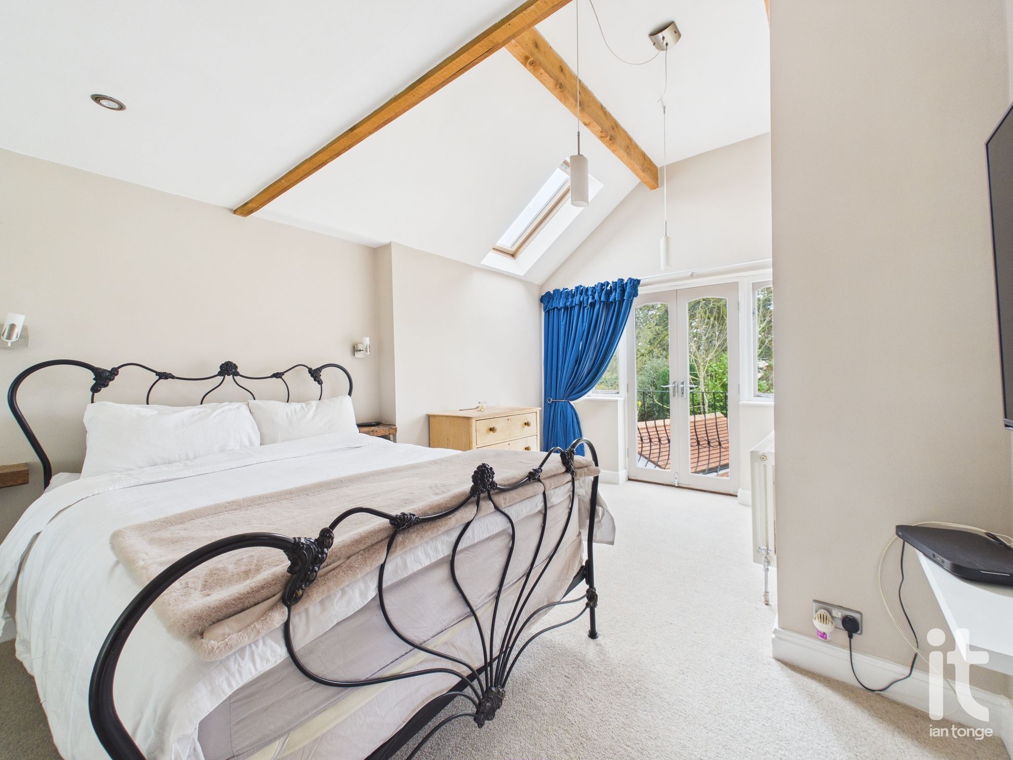 3 bedroom semi-detached house For Sale in Stockport - Property photograph.