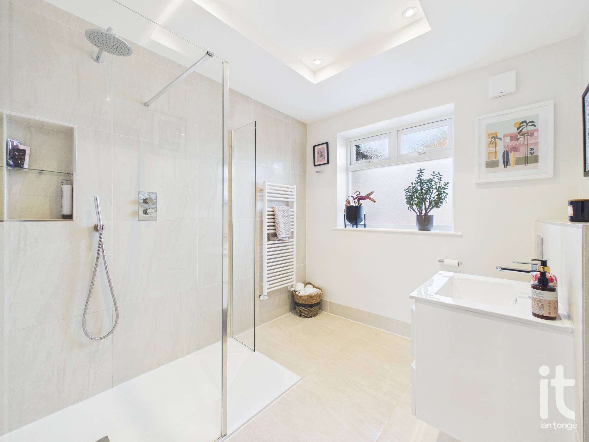 3 bedroom detached bungalow For Sale in Stockport - Photograph 15.