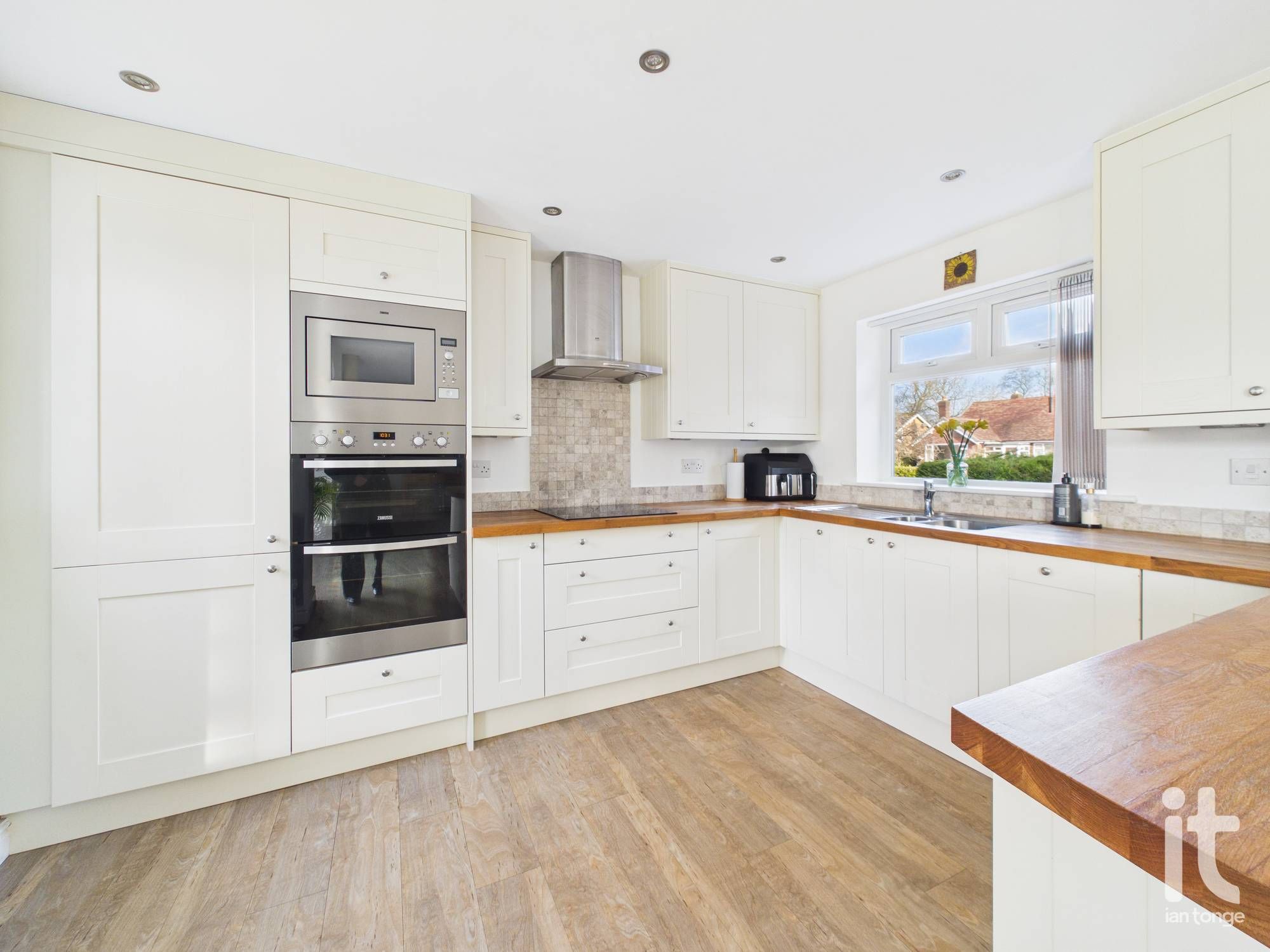 3 bedroom detached bungalow For Sale in Stockport - Photograph 12.