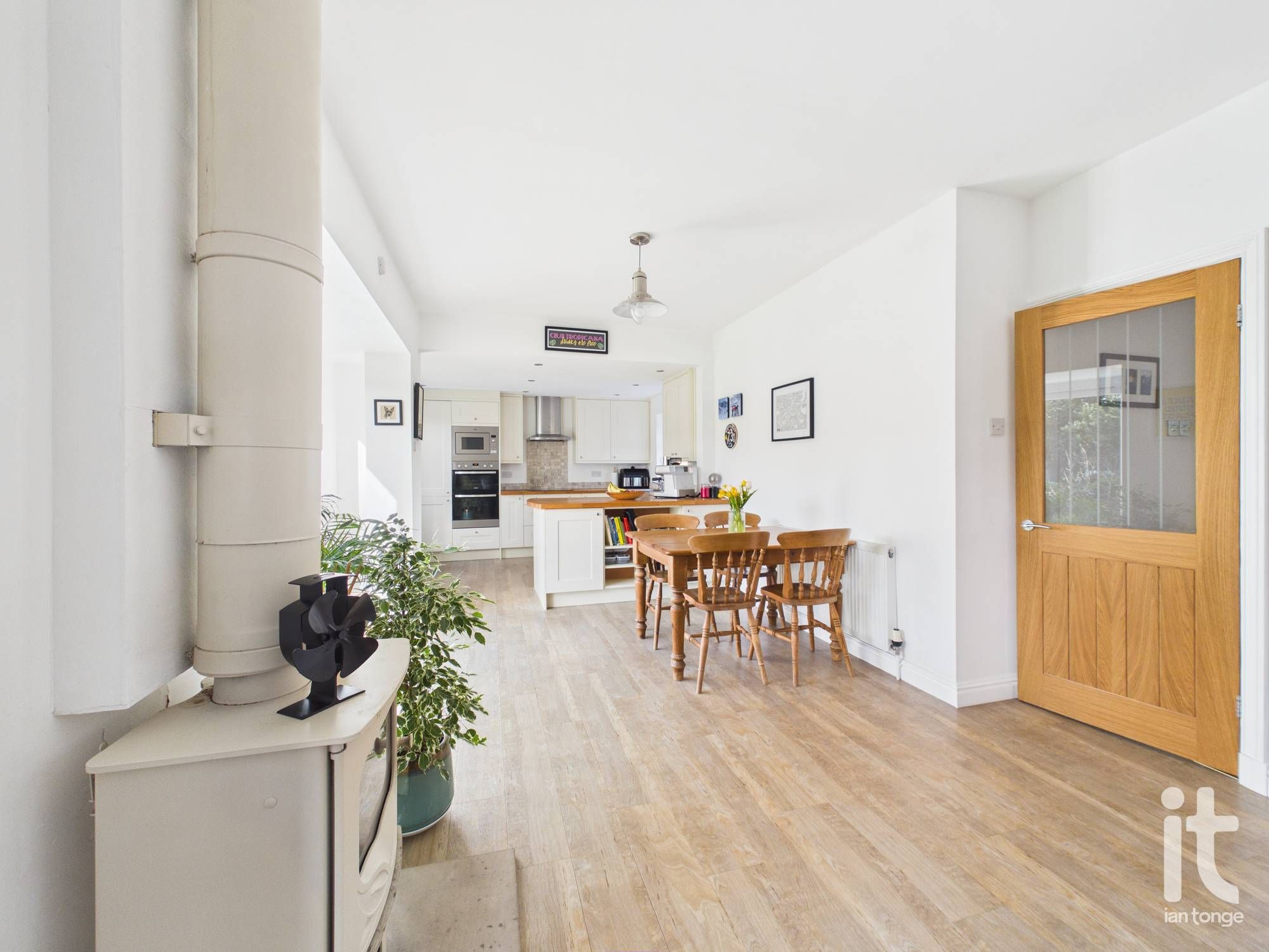 3 bedroom detached bungalow For Sale in Stockport - Photograph 9.