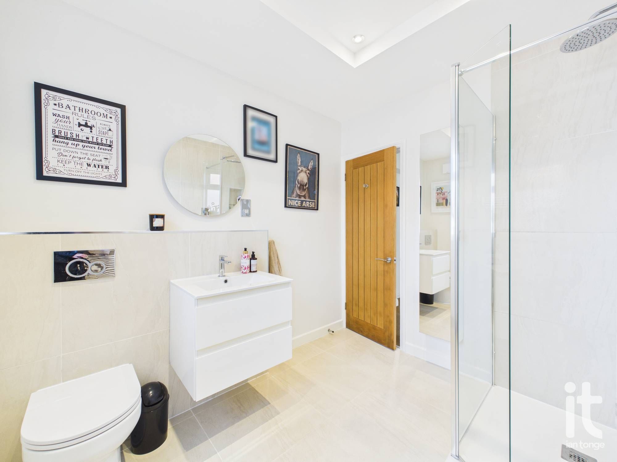 3 bedroom detached bungalow For Sale in Stockport - Photograph 16.