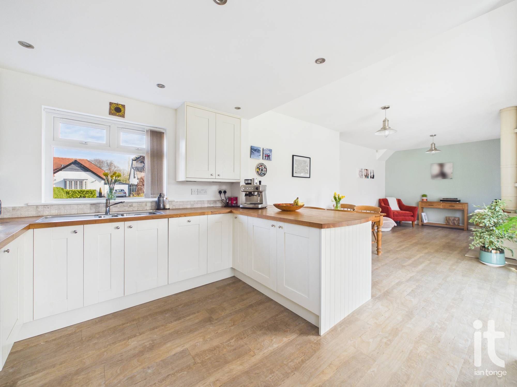 3 bedroom detached bungalow For Sale in Stockport - Property photograph.