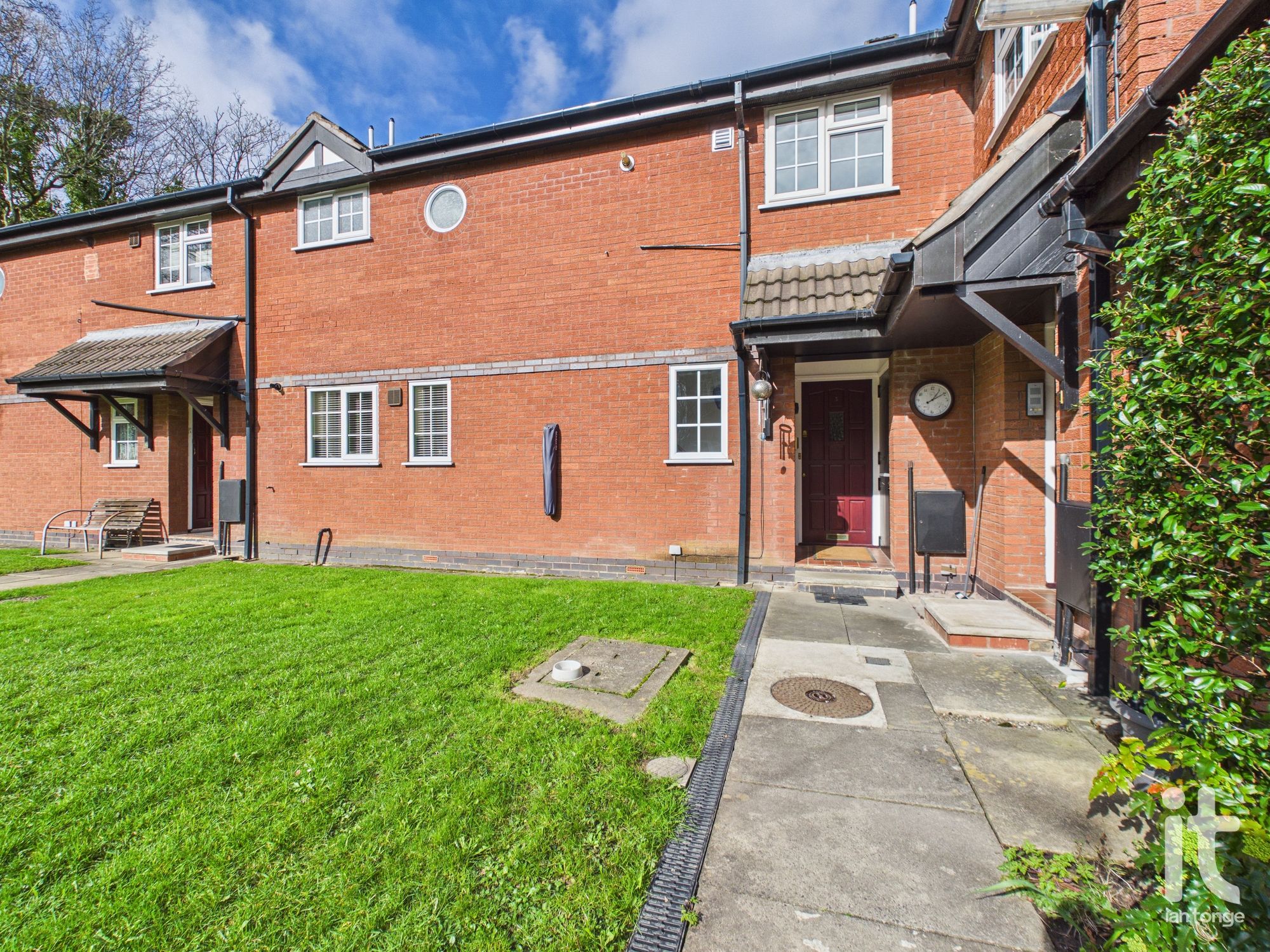 2 bedroom apartment flat/apartment For Sale in Stockport - Property photograph.