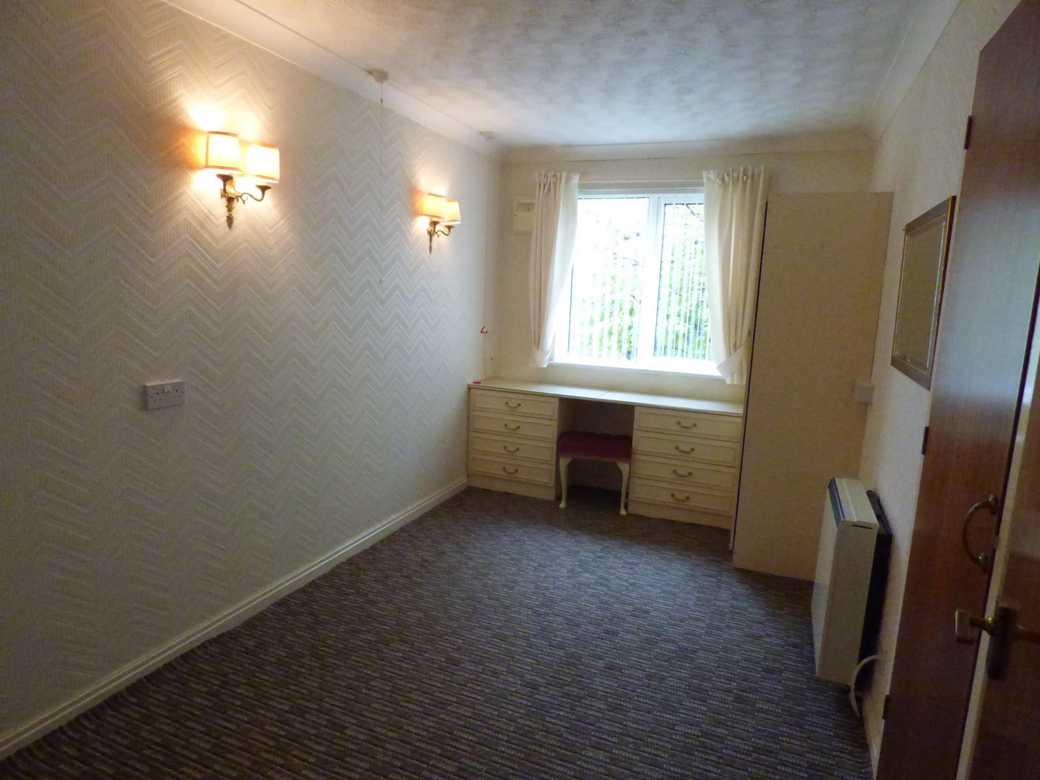 2 bedroom apartment flat/apartment Let in Romiley - Photograph 5.