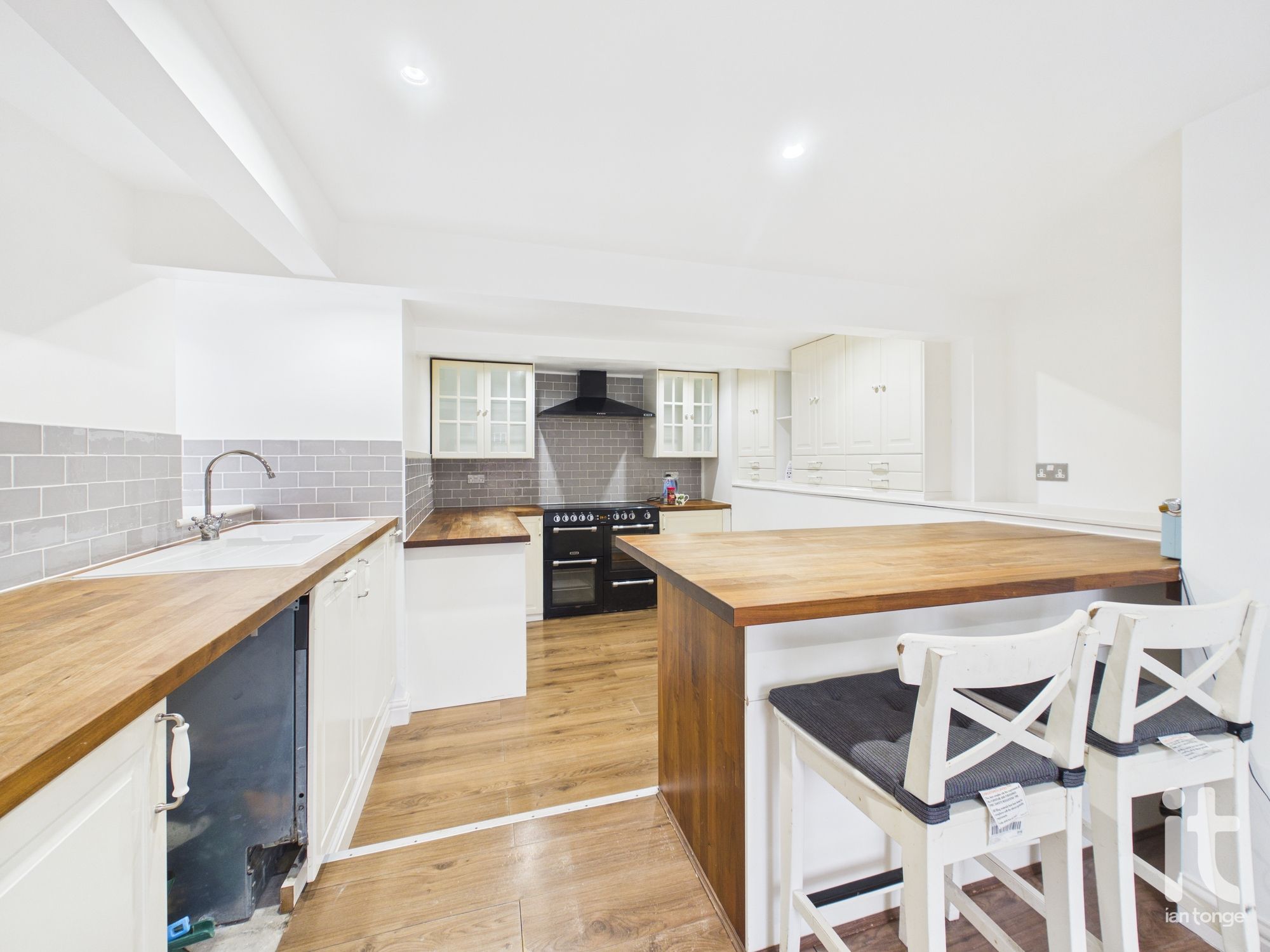 2 bedroom end terraced house For Sale in Stockport - Property photograph.