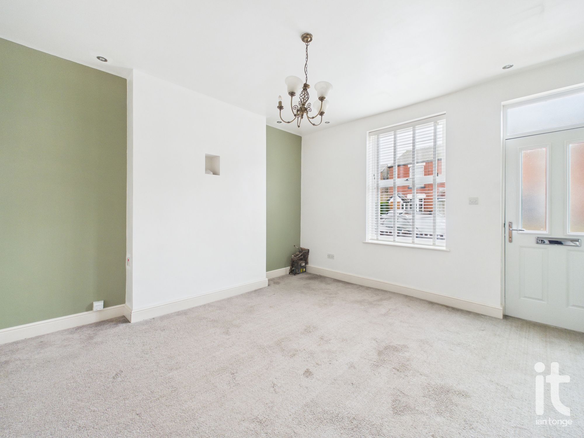 2 bedroom end terraced house For Sale in Stockport - Property photograph.