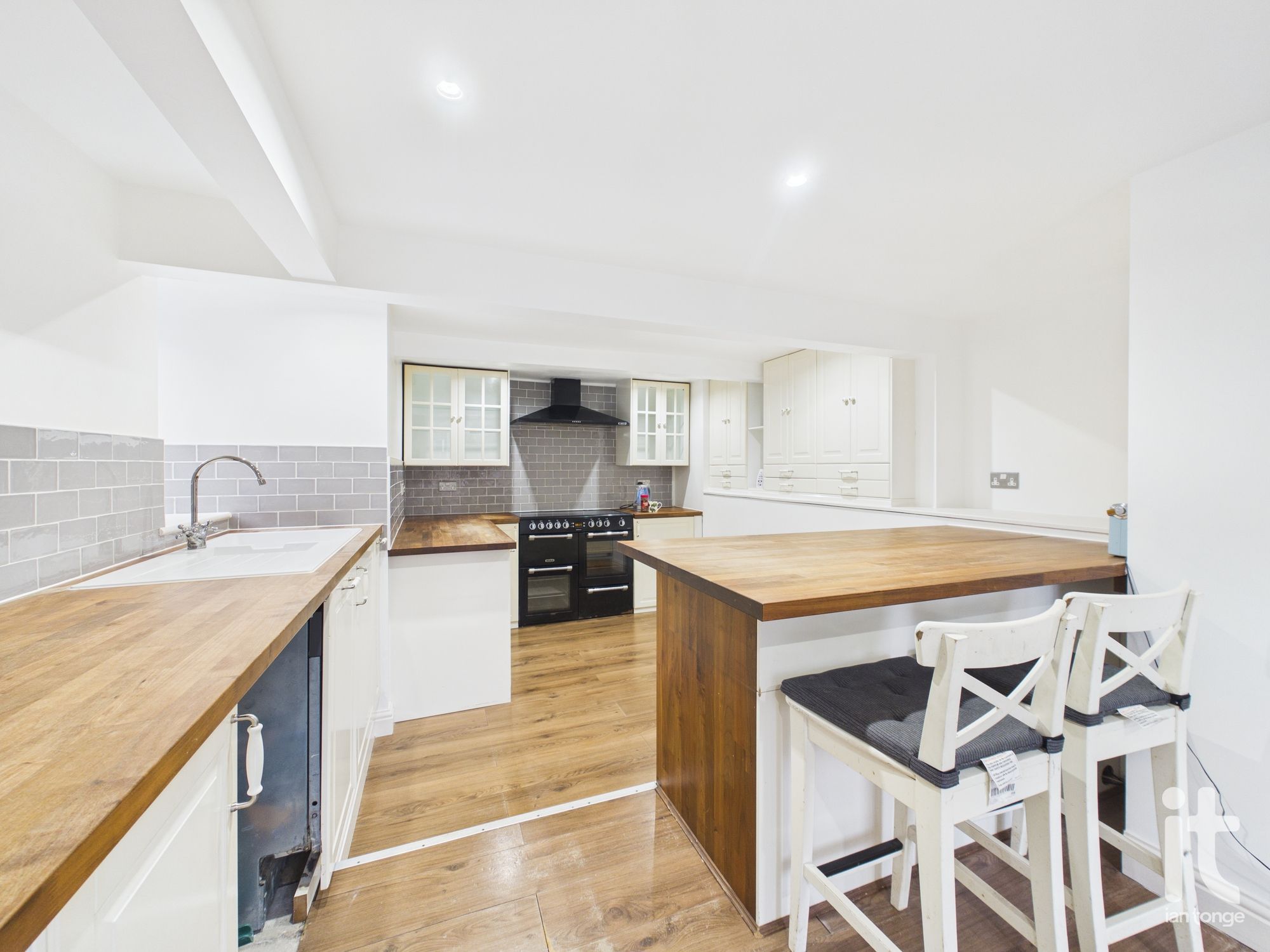 2 bedroom end terraced house For Sale in Stockport - Photograph 8.