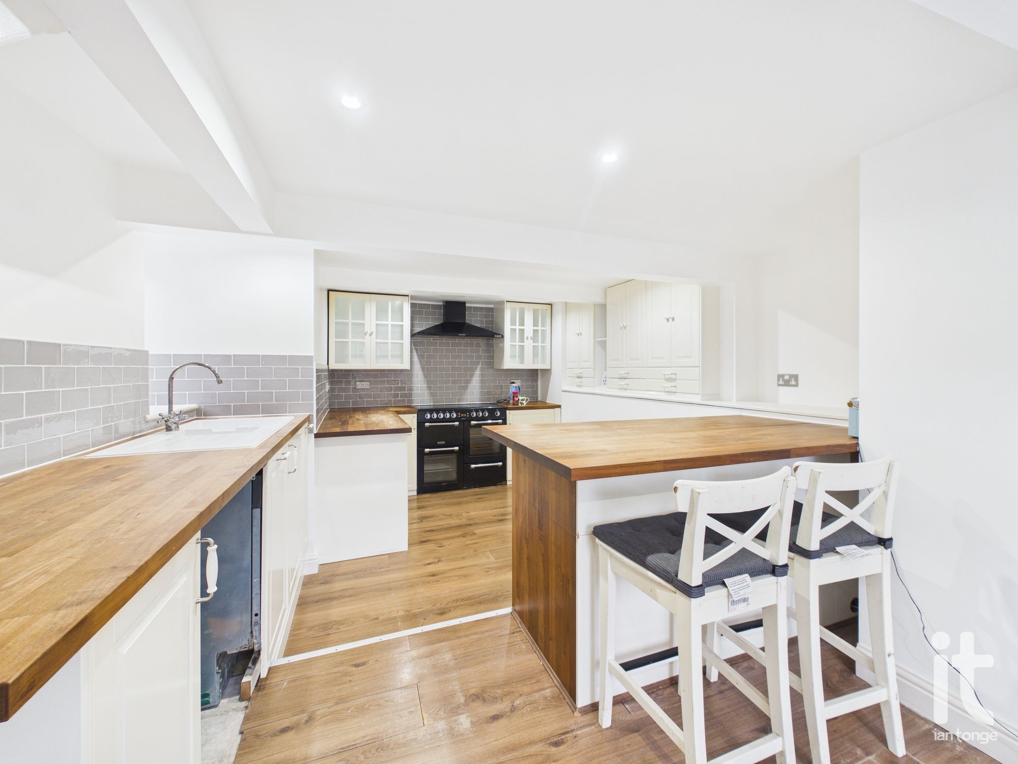2 bedroom end terraced house For Sale in Stockport - Photograph 14.