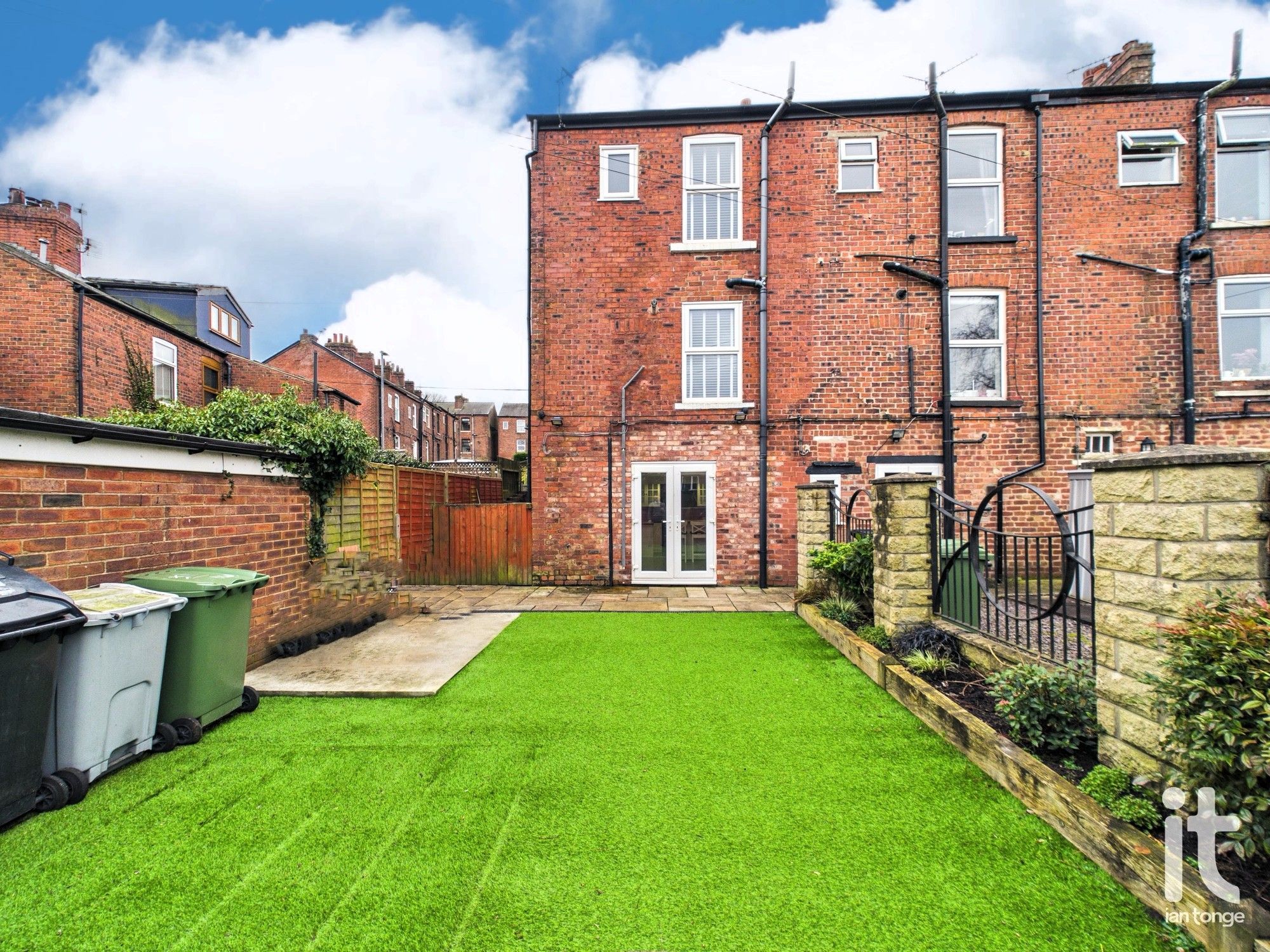 2 bedroom end terraced house For Sale in Stockport - Property photograph.