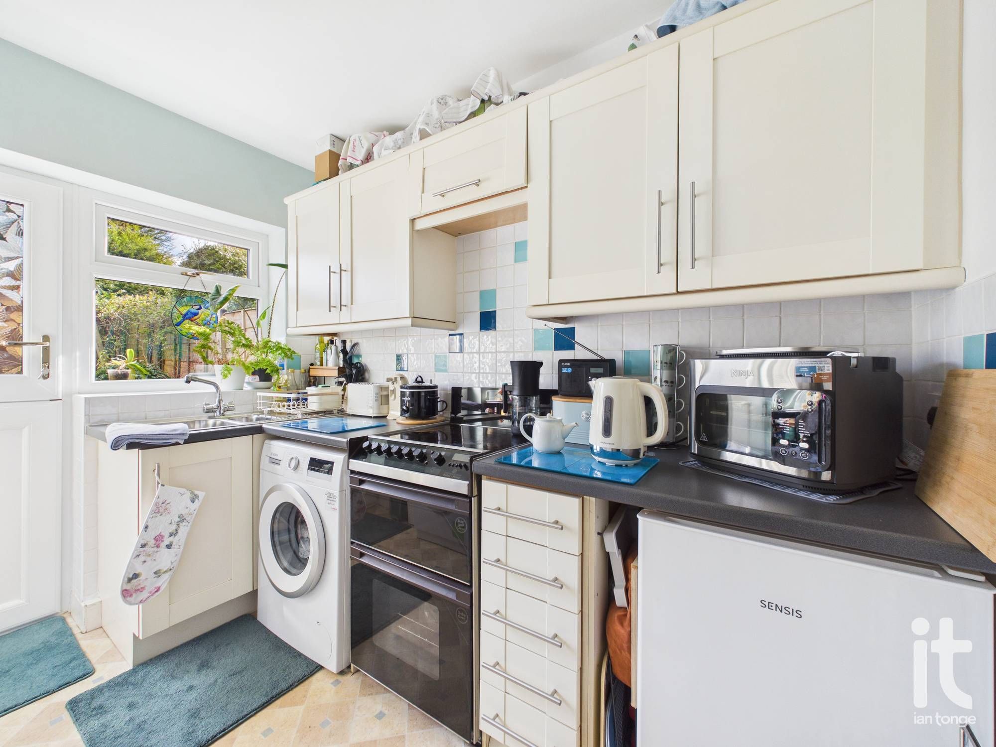1 bedroom terraced bungalow For Sale in Stockport - Photograph 7.
