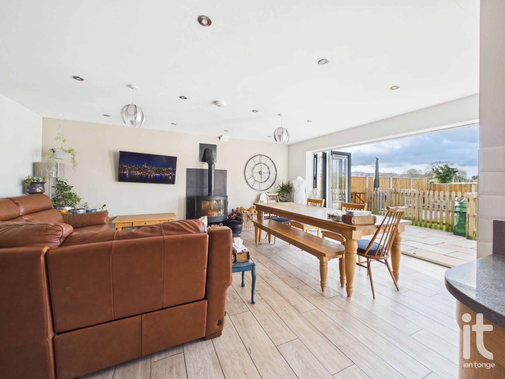 6 bedroom semi-detached house For Sale in Stockport - Photograph 14.