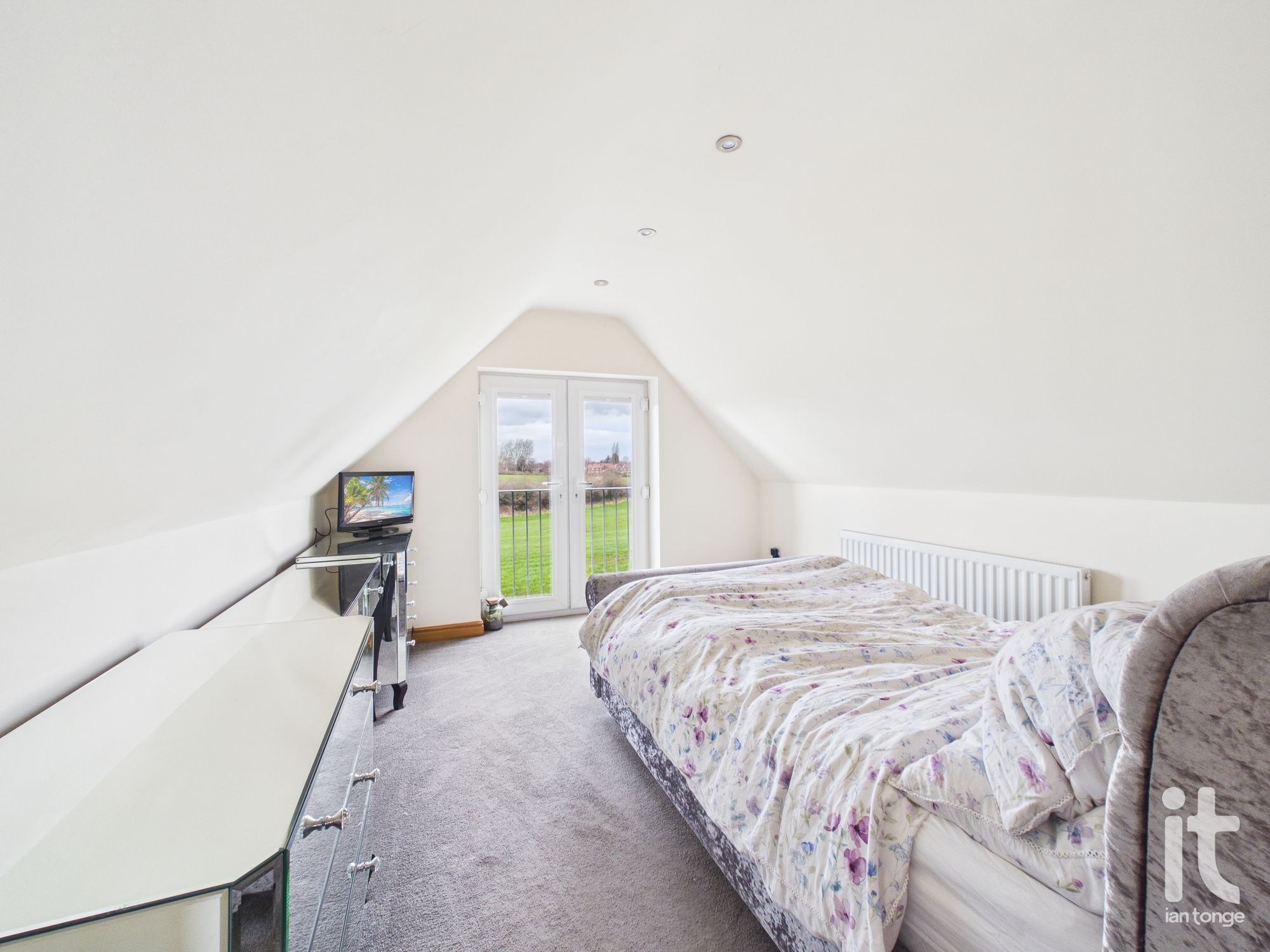 6 bedroom semi-detached house For Sale in Stockport - Photograph 29.