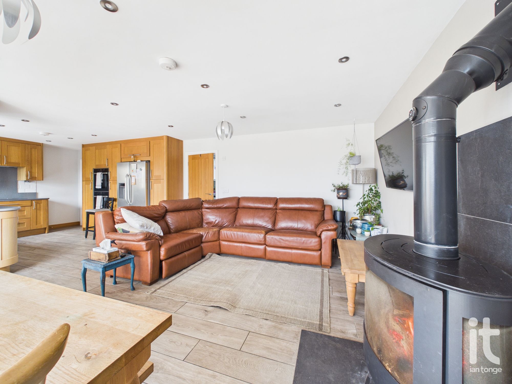 6 bedroom semi-detached house For Sale in Stockport - Photograph 12.