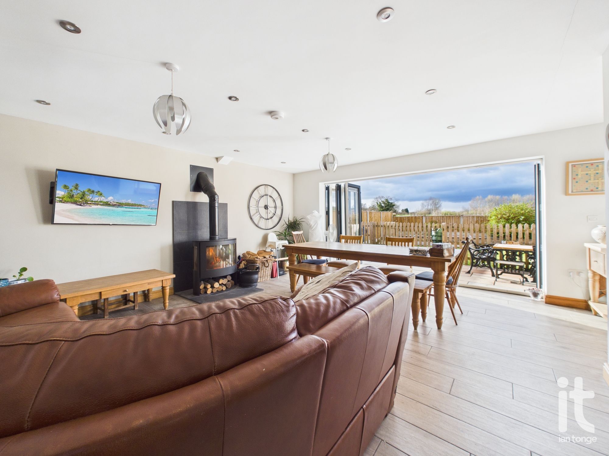 6 bedroom semi-detached house For Sale in Stockport - Property photograph.