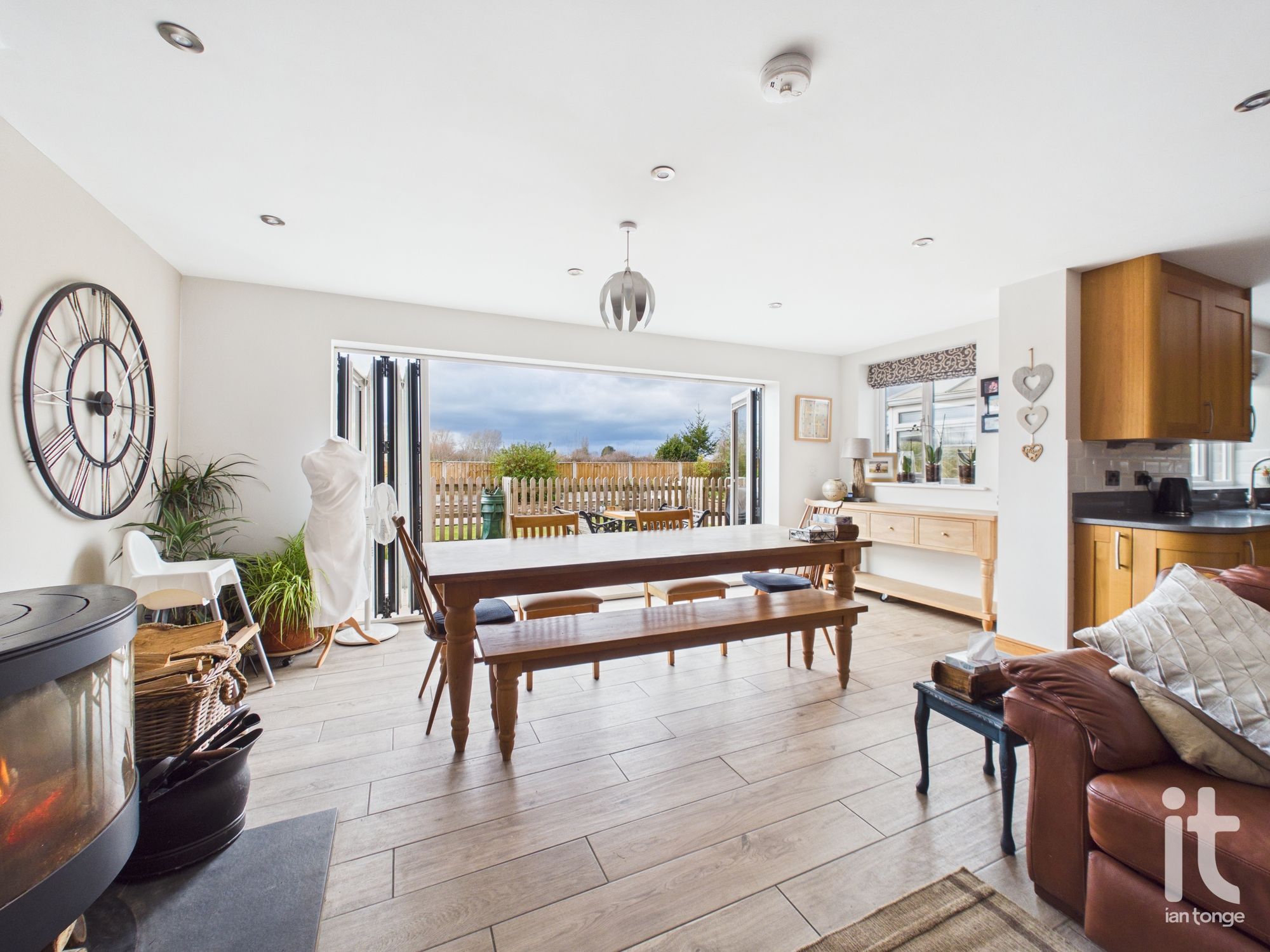 6 bedroom semi-detached house For Sale in Stockport - Photograph 13.