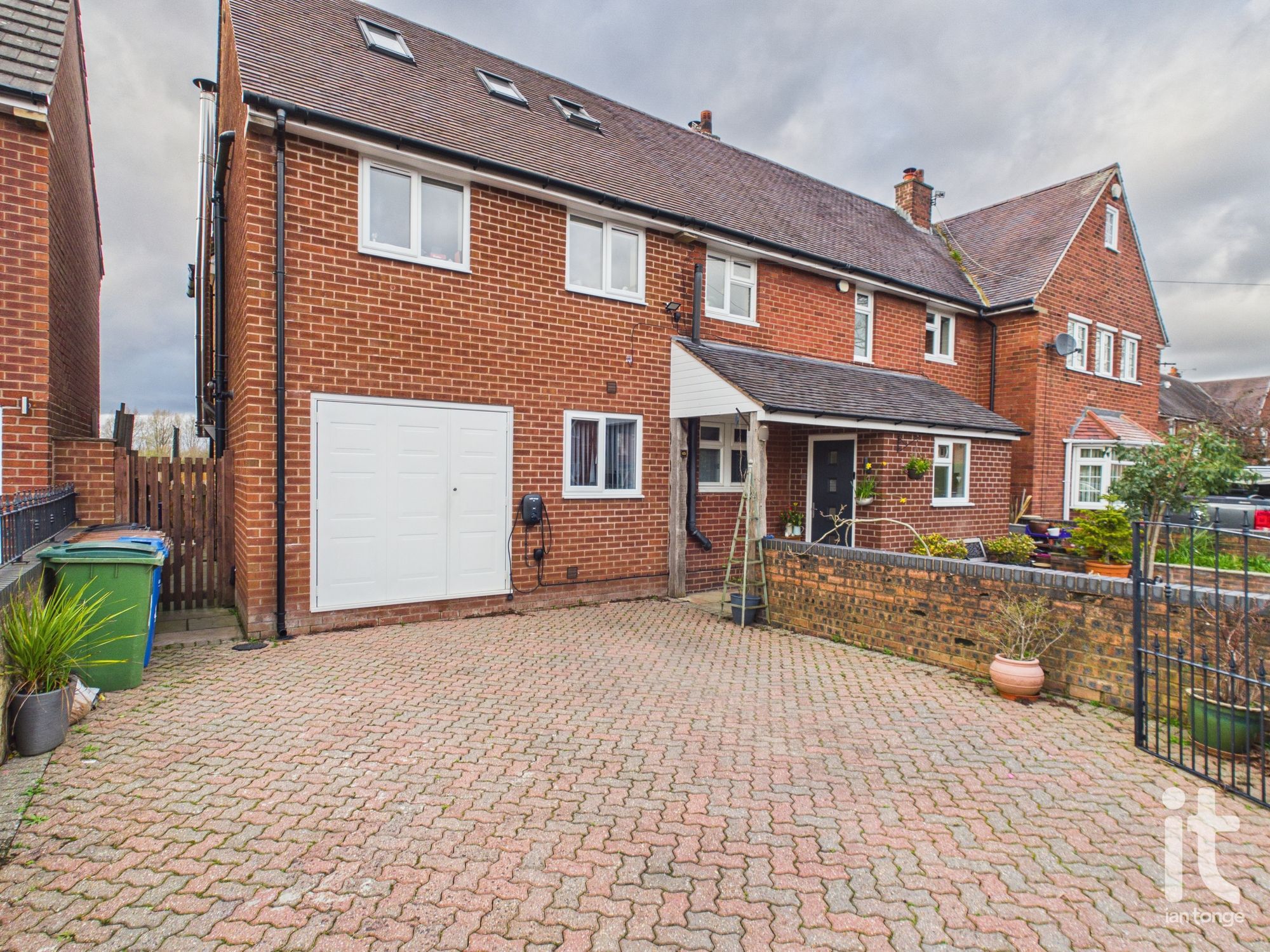 6 bedroom semi-detached house For Sale in Stockport - Property photograph.
