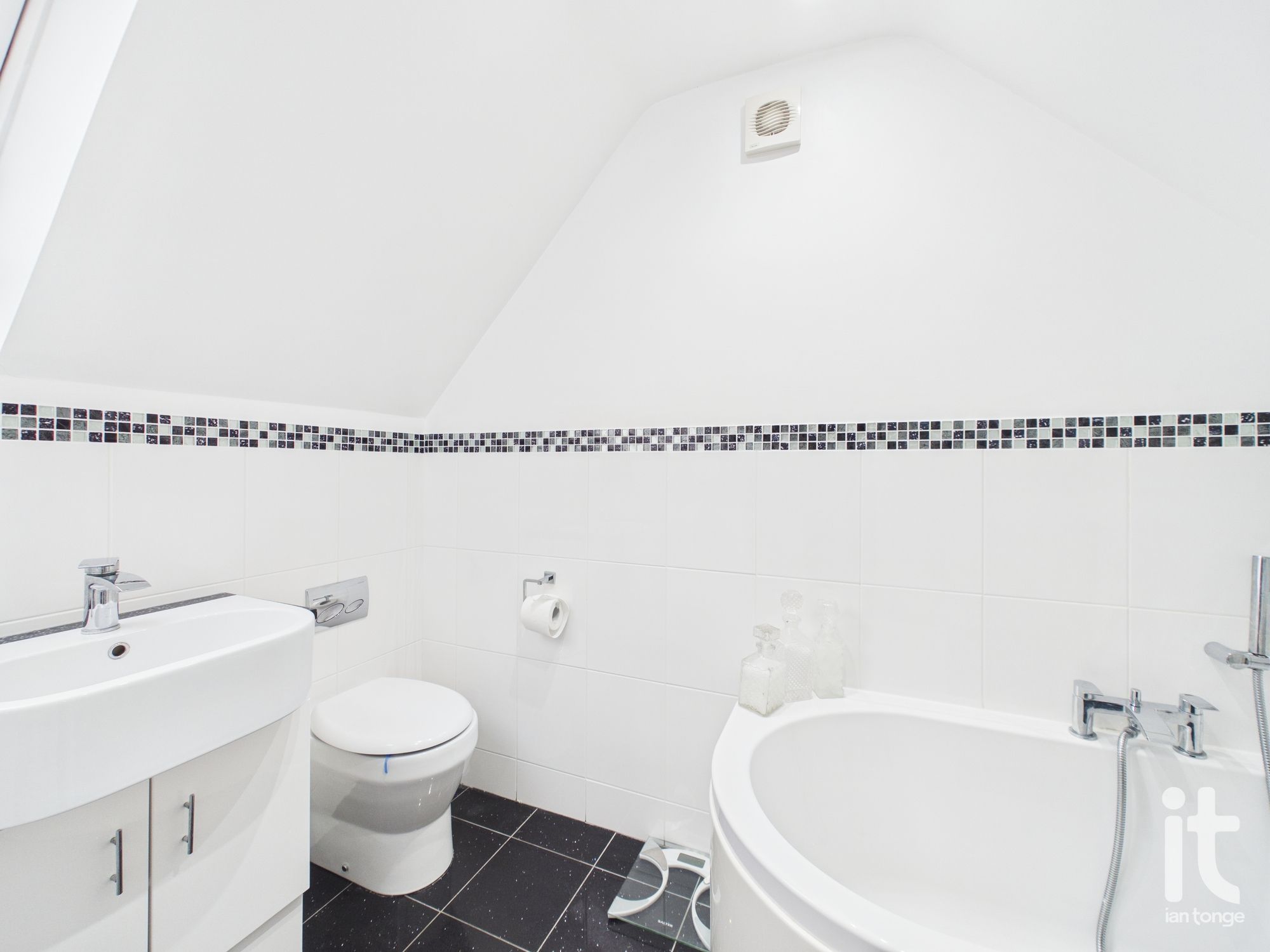 6 bedroom semi-detached house For Sale in Stockport - Photograph 32.