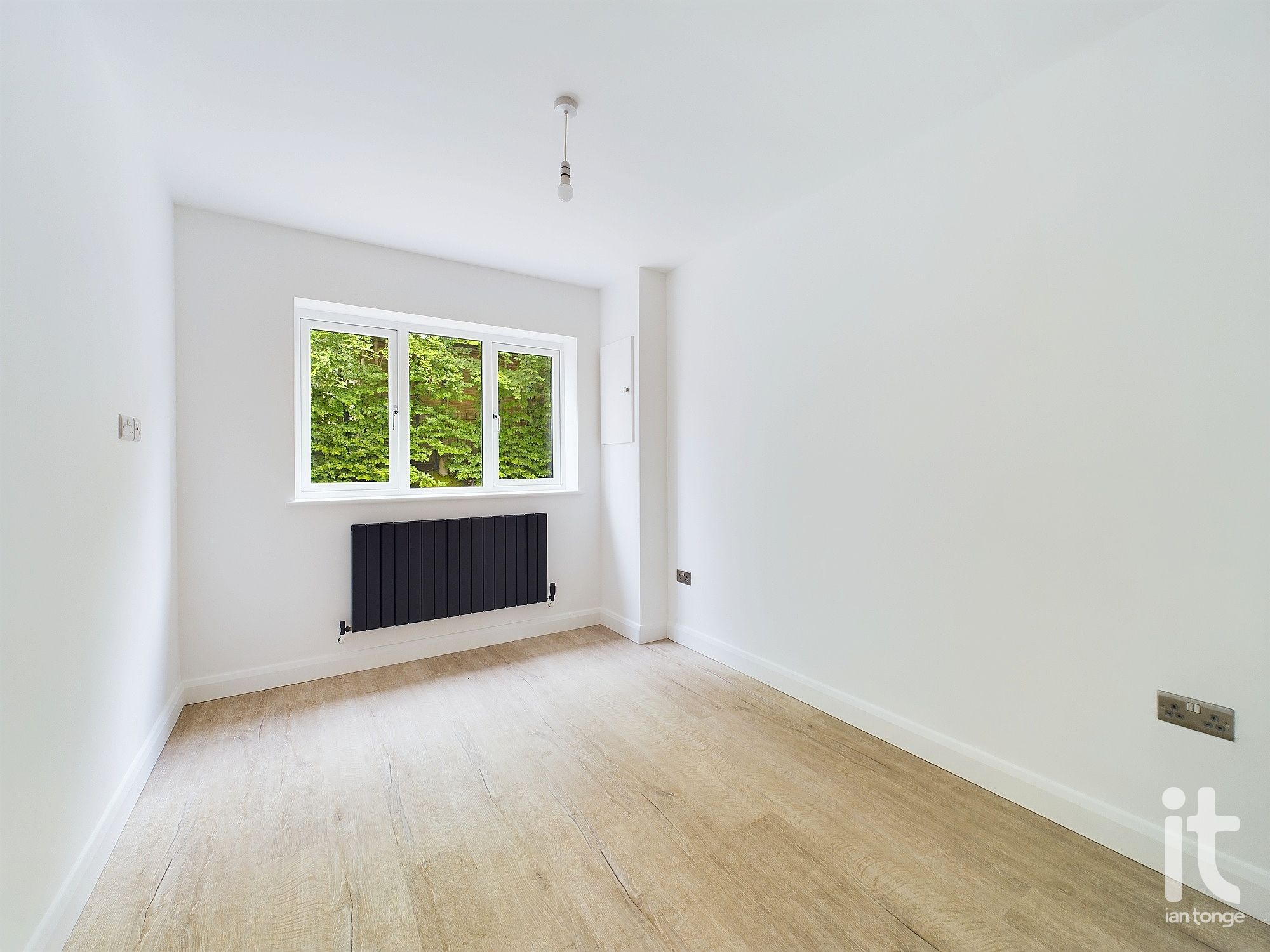 2 bedroom ground floor flat/apartment To Let in Stockport - Photograph 10.