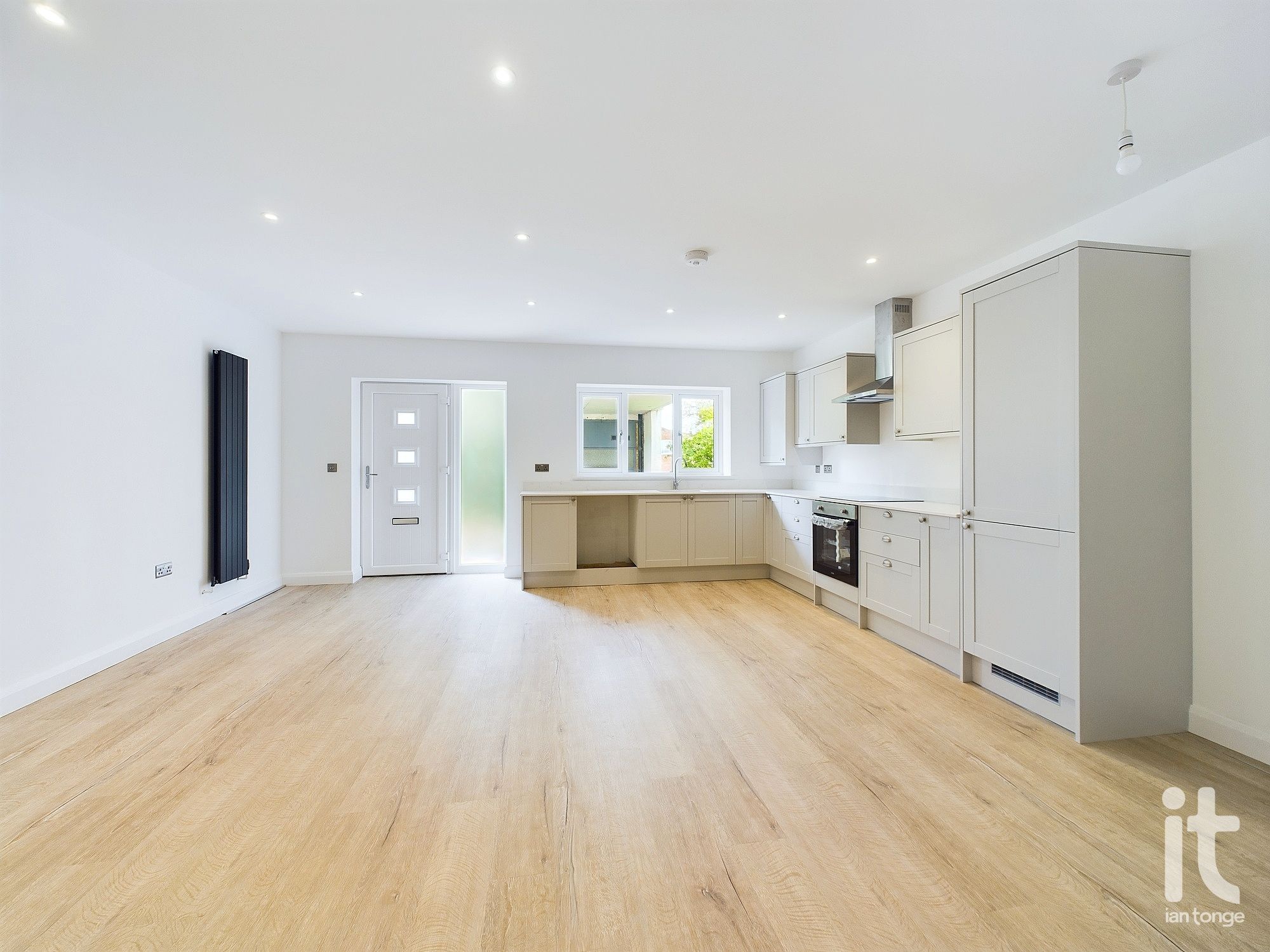 2 bedroom ground floor flat/apartment To Let in Stockport - Photograph 9.