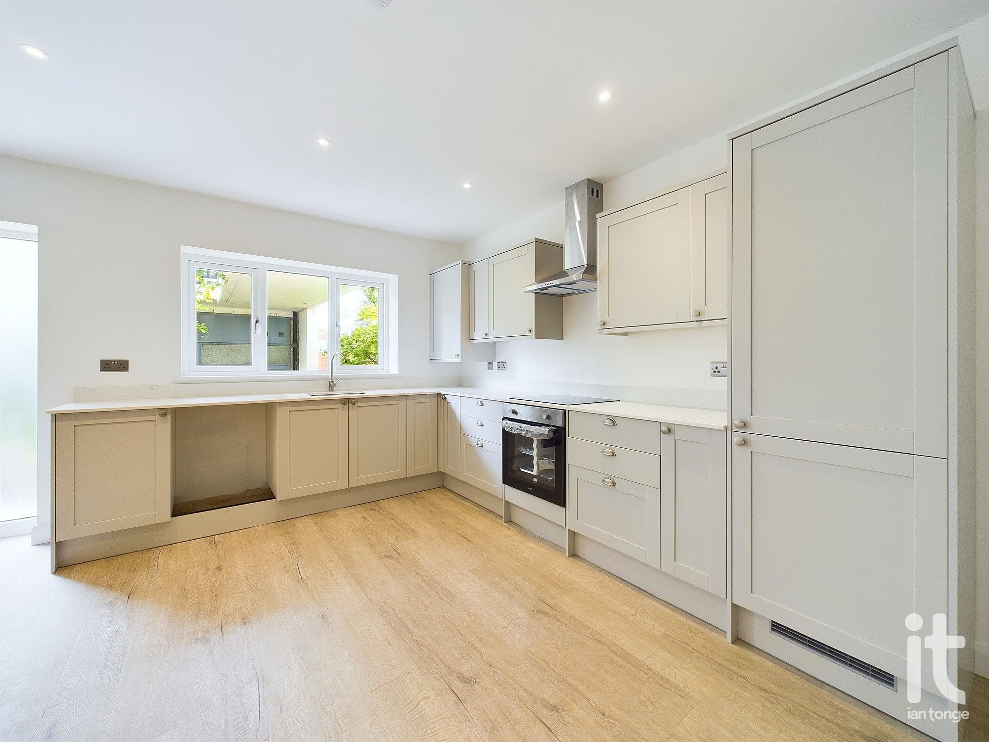 2 bedroom ground floor flat/apartment To Let in Stockport - Property photograph.