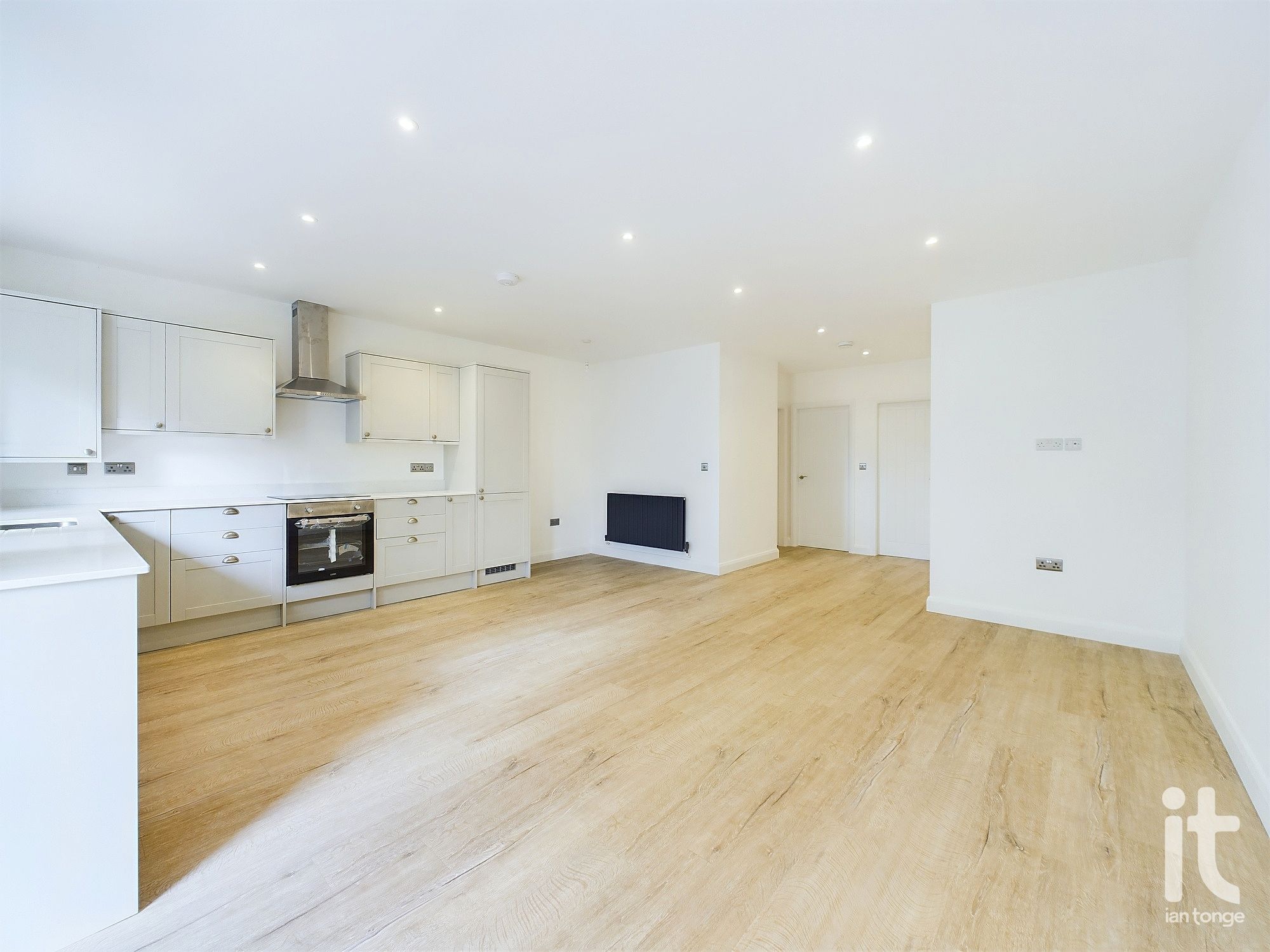 2 bedroom ground floor flat/apartment To Let in Stockport - Photograph 6.