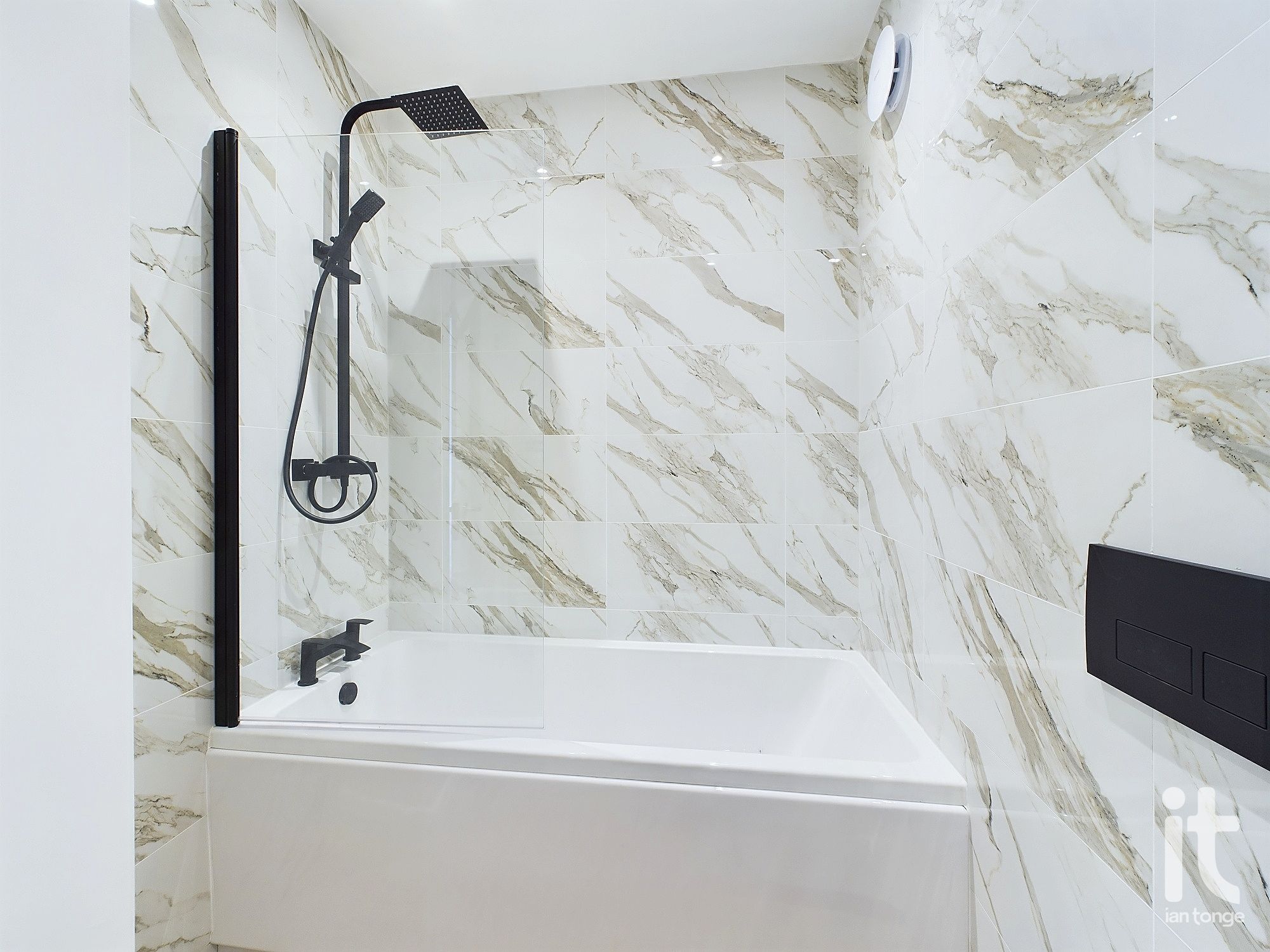 2 bedroom ground floor flat/apartment To Let in Stockport - Photograph 12.