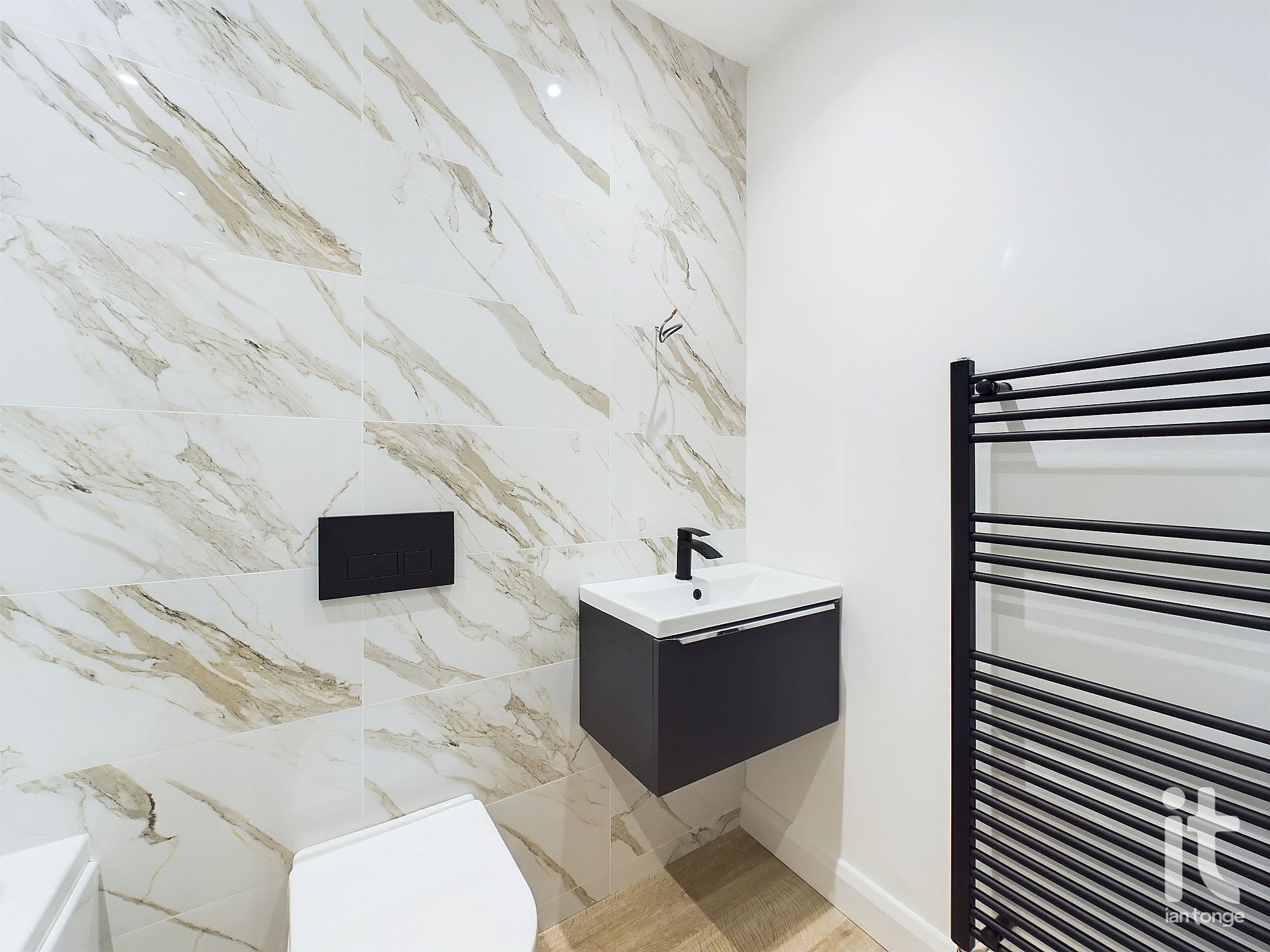 2 bedroom ground floor flat/apartment To Let in Stockport - Photograph 13.