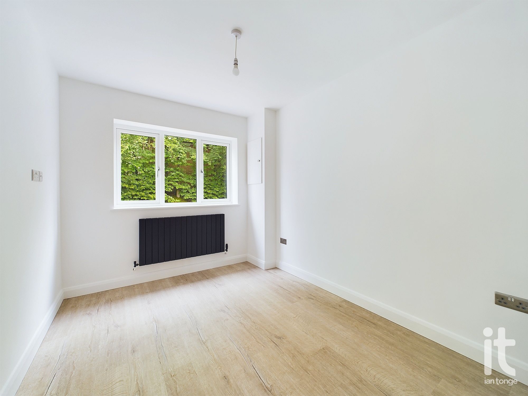 2 bedroom ground floor flat/apartment To Let in Stockport - Photograph 5.