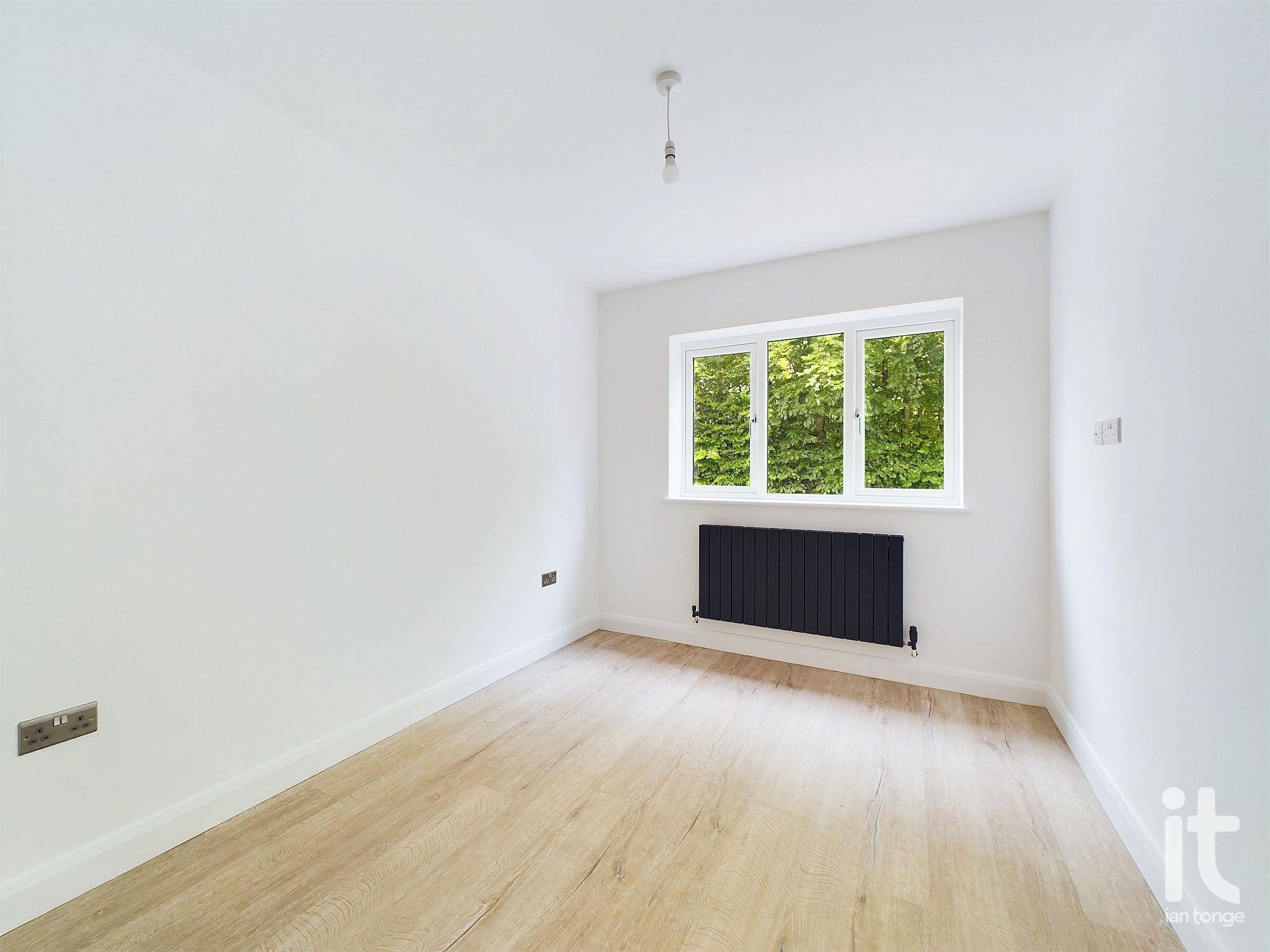 2 bedroom ground floor flat/apartment To Let in Stockport - Photograph 11.