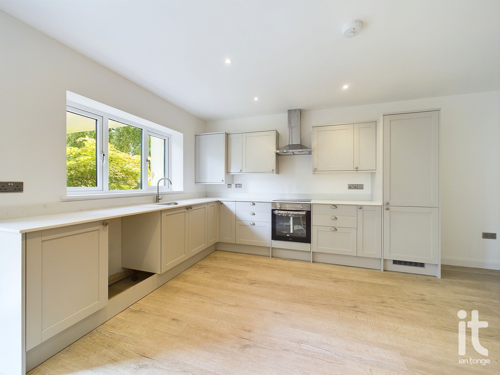 2 bedroom ground floor flat/apartment To Let in Stockport - Photograph 7.