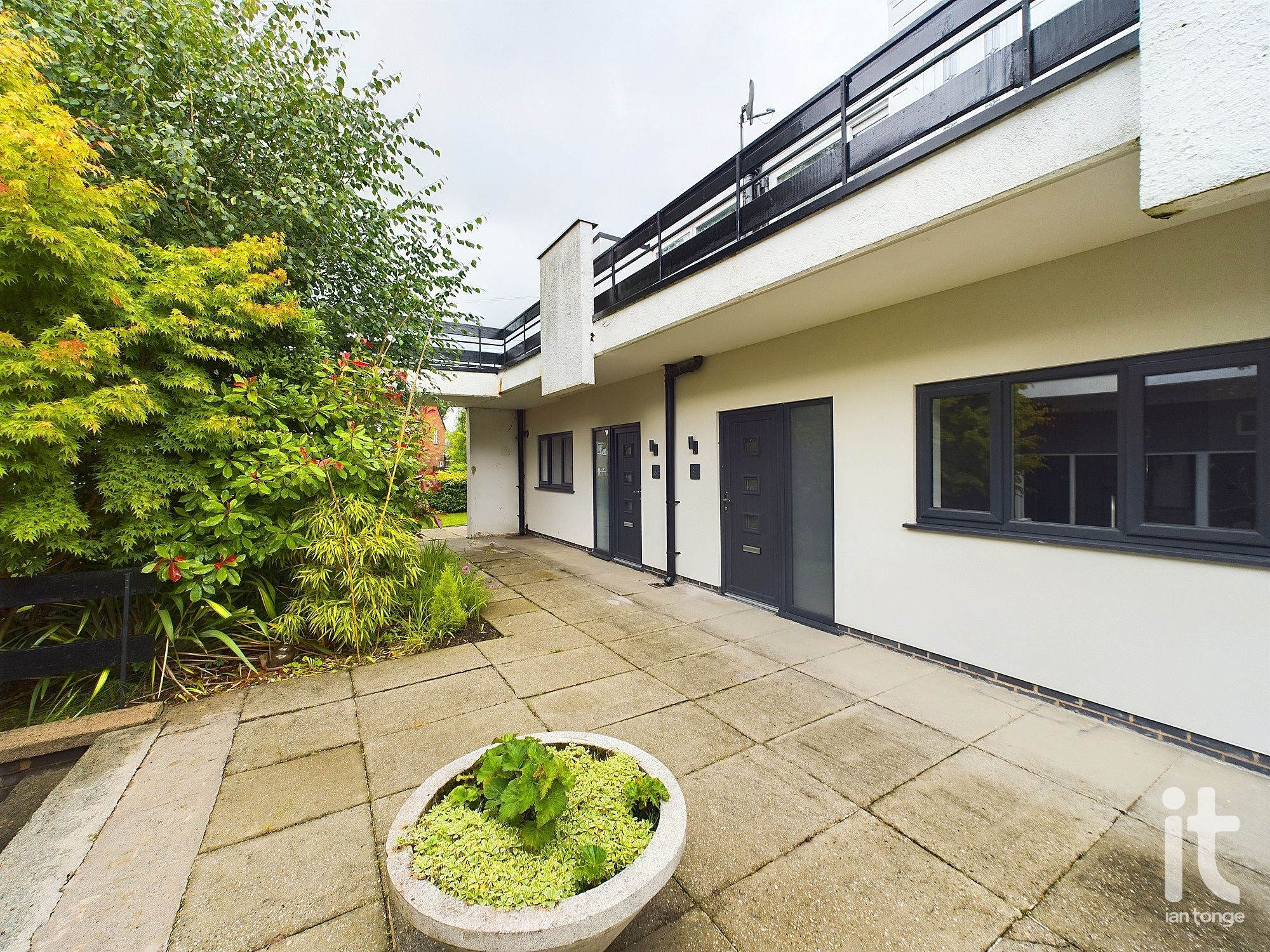 2 bedroom ground floor flat/apartment To Let in Stockport - Property photograph.