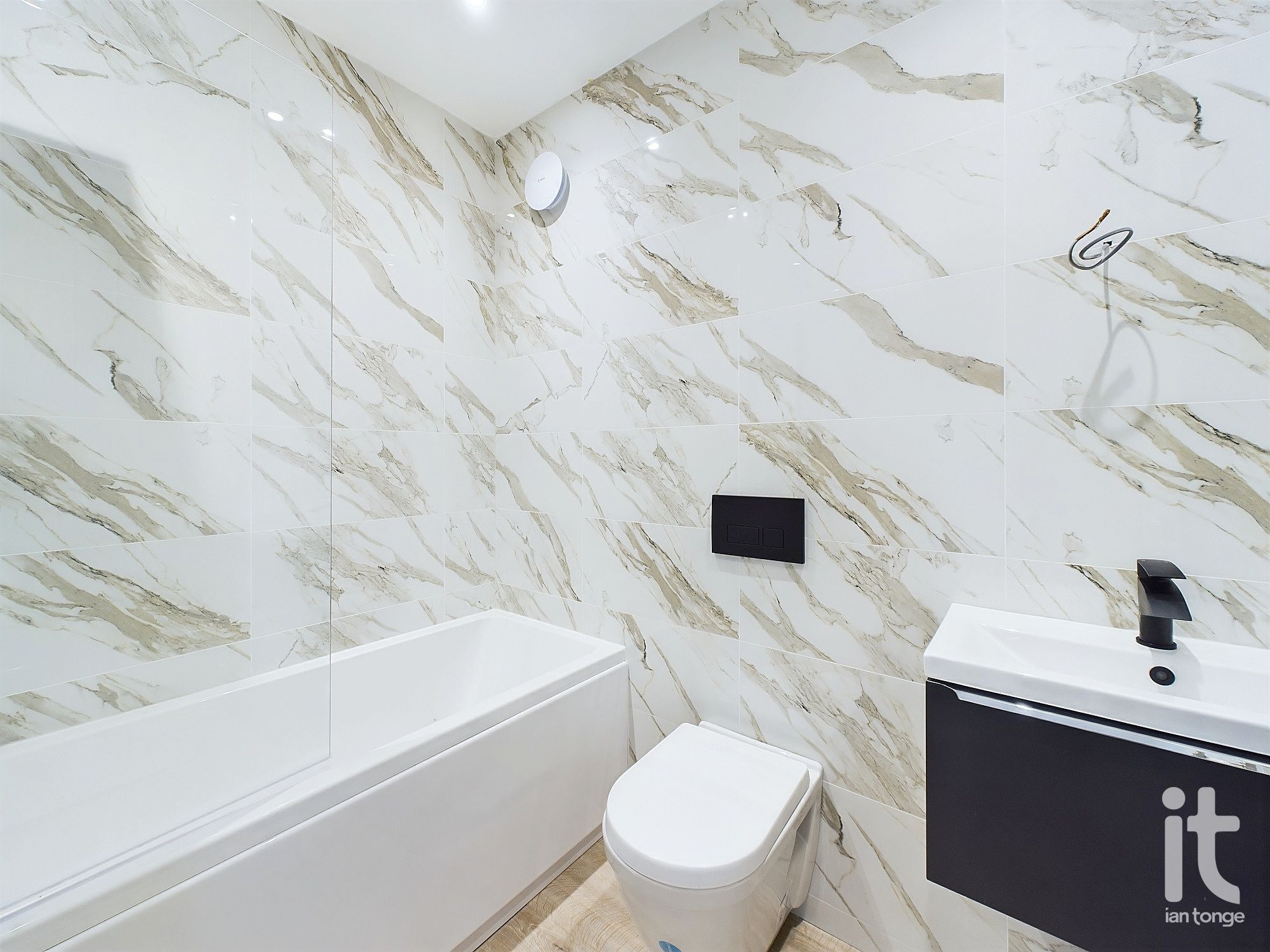 2 bedroom ground floor flat/apartment To Let in Stockport - Photograph 4.