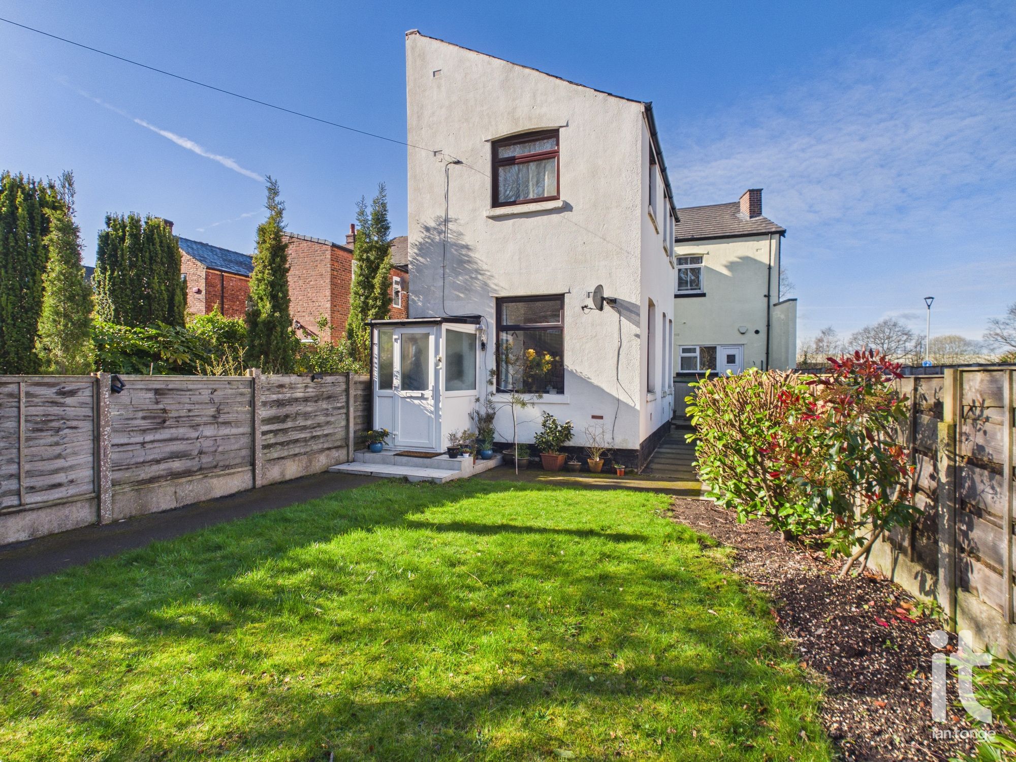 3 bedroom end terraced house For Sale in Stockport - Property photograph.