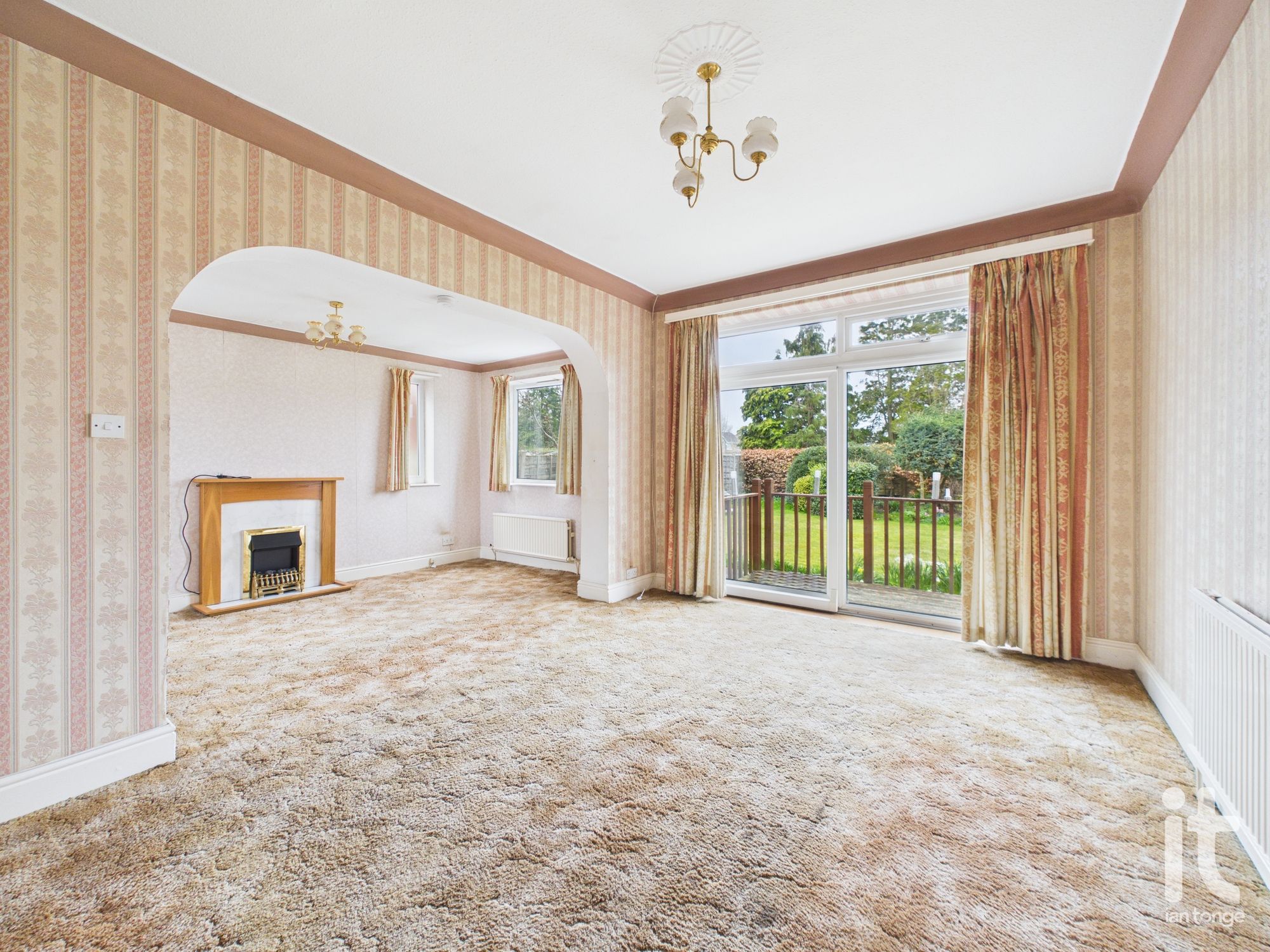 4 bedroom detached house For Sale in Stockport - Property photograph.
